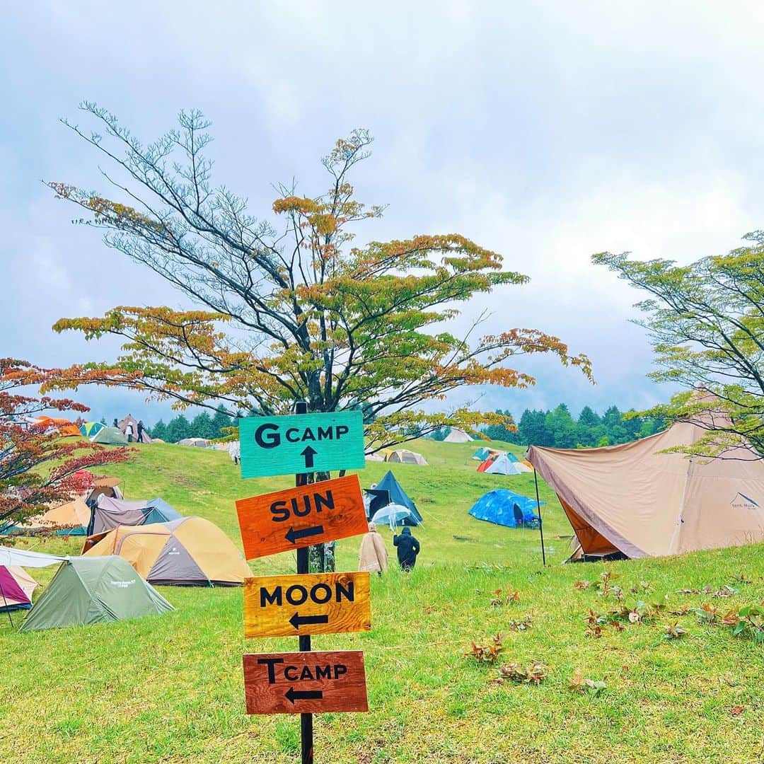 石野千尋のインスタグラム：「FUJI & SUN'23 🗻 🎶  First music festival for my daughter and son. No matter how heavy the rain, we had a lot of fun with good music and yummy pizza!   ついに、家族ではじめてのフェスへ！お友達家族 @rurikatoku を誘って富士山の麓まで行ってきました🚗  あいにくのお天気で富士山は見えなかったけど、大雨なんてへっちゃら☔️子どもたちはどんな状況でも楽しめる天才だね！パパもキティちゃんの傘さしながら楽しそうだったな。笑  マスクしないで、美味しいものを食べながら音楽を聴く。当たり前だったことが少しずつ戻ってきて嬉しいね。  息子はどんな状況でもタイミングよく安定の昼寝😴爆音と雨音は心地よかったかな？ベビーカーのおかげで荷物も濡れずご機嫌くんで助かりました（写真10枚目）  来年は晴れてね🌞 @fjsnjp  @shimamegram ありがと🗻  #fujiandsun #fjsn #camp #campfes #musicfestival #fujisan #kidsfashion #はじめてのフェス #子連れフェス」