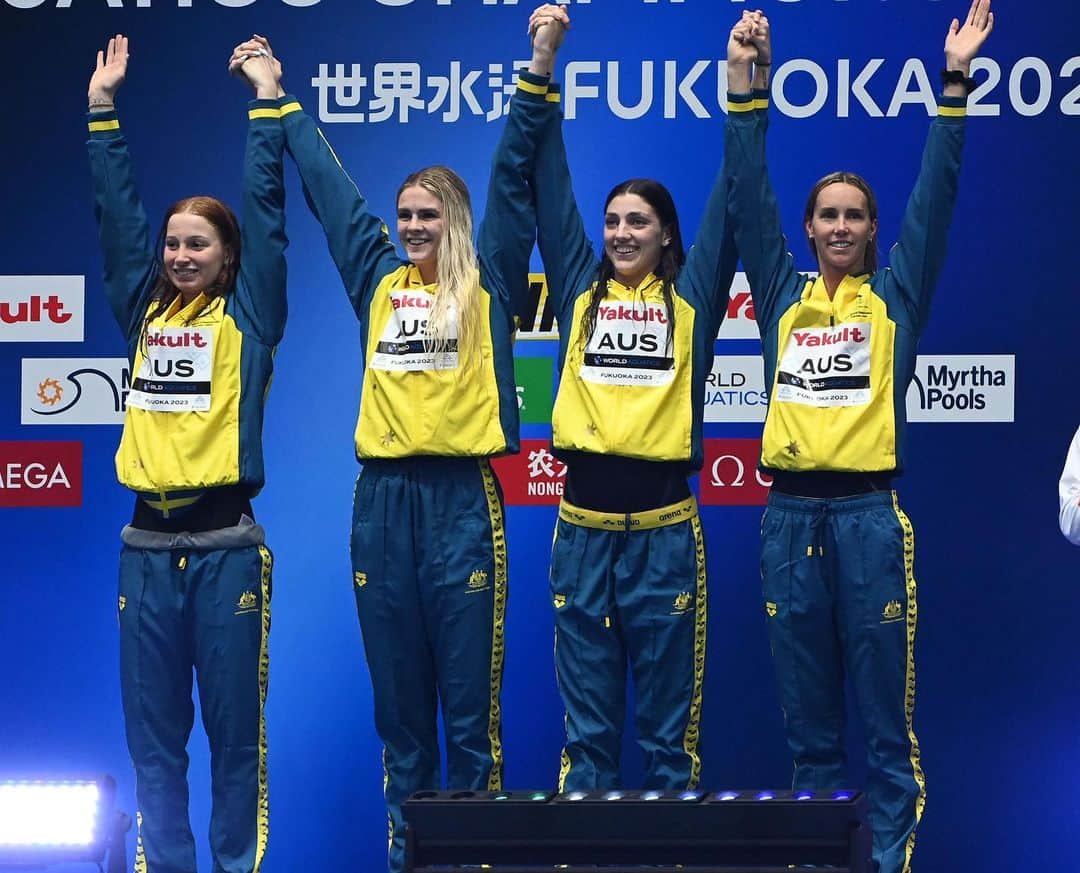 エマ・マッケオンのインスタグラム：「My 5th LC World champs complete ✔️  Extremely proud of our @dolphinsaus for having our best ever results as a team! There were so many amazing races to witness at this meet 🔥  Although I was disappointed with my individual performances, I’m so proud to take away so many lessons. The moment we stop learning is the moment we may as well stop all together. We don’t always get the results we want in sport, but I wouldn’t be who or where I am without my setbacks and disappointments.  Enjoying a little breather and time out at the moment and I’ll be ready to go again very soon 💪🏽  Thank you everyone who supports me year after year. I feel so lucky ❤️」