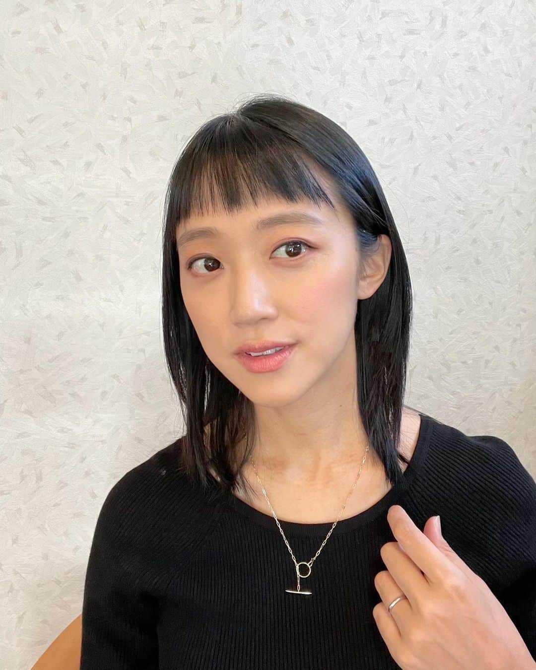 竹内由恵さんのインスタグラム写真 - (竹内由恵Instagram)「現在里帰りで実家に帰省しているのですが、家事や上の子のお世話など、大きいお腹で一人で対応するのは大変で、とても助かっています。おかげで心穏やかな日々を過ごせているなあ、と感じています☺️  そんな実家で、素敵なジュエリーをつけた写真を父に撮ってもらいました！（頑張ってもらいました笑）  and VITAは、ベビーリングとネックレスを掛けあわせたマタニティジュエリーです。 新しい命を授かった記念に、パートナーからプレゼントしてもらうのも素敵かもしれないなあ、と思いました。  写真にあるように、様々なスタイリングができ、チャームをつけるとより一層楽しみ方が増えます。私は、出産予定日である8月の誕生日石のチャームを選びました。  出産後はベビーリングを小さな指に通して一緒に撮影できたりするかなあ、なんて想像しています！✨  お腹の子とのたくさんの思い出を、ジュエリーに刻むようにして、大切にしていきたいです。  #andVITA #マタニティジュエリー #マタニティギフト #pr  #誕生石 #チャーム #ベビーリング #ネックレス  #ジュエリー #18k」8月4日 11時31分 - yoshie0takeuchi