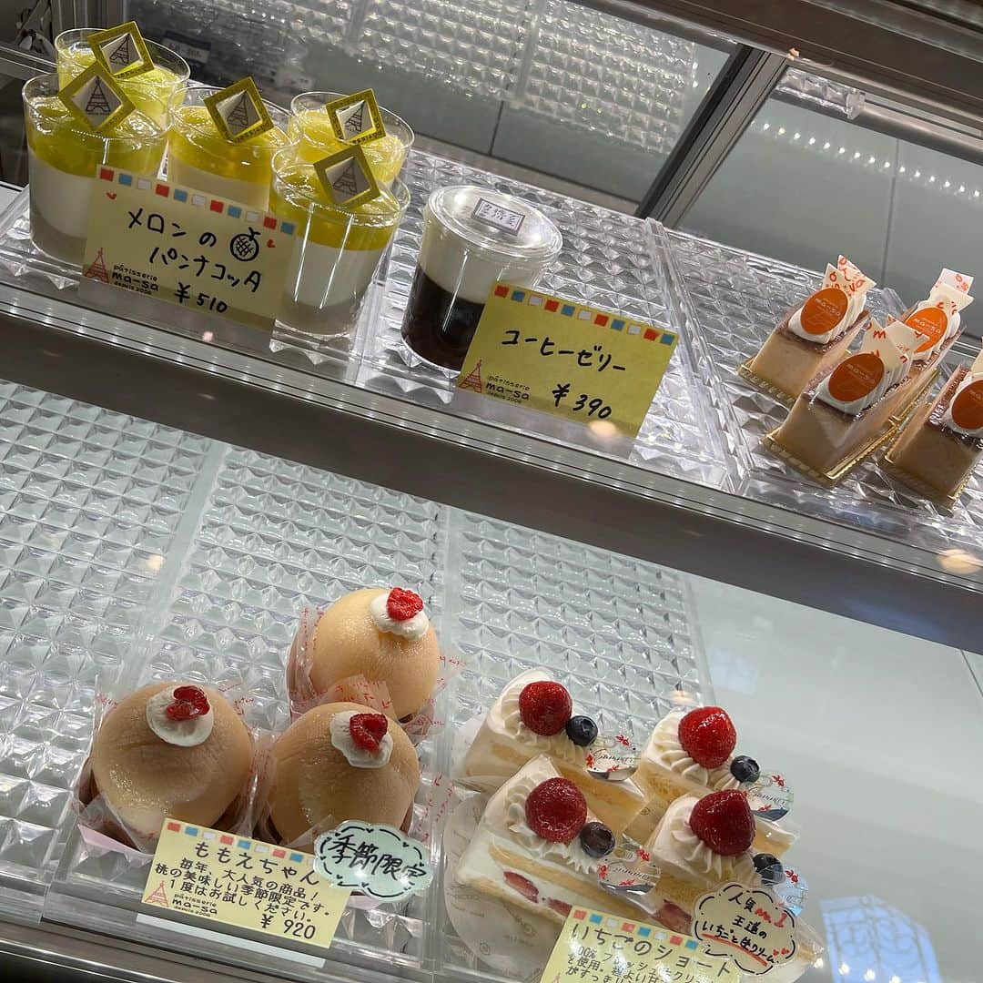 服部彩香さんのインスタグラム写真 - (服部彩香Instagram)「千葉県松戸市にあるケーキ屋さん 【@patisserie.ma_sa】さんへ*°🍰*° 店内に入った瞬間甘いケーキの香りで幸せ(*˘︶˘*).｡.:*♡ 店内ではケーキ屋ギフト、焼き菓子などがたくさんあり 中でもマツドーナッツが人気との事🍩 カップギフトも可愛くてオススメ⭐️ シュークリームも中までぎっしりクリームが入ってて美味しかったです🤤  📍 千葉県松戸市小金きよしケ丘3-10-9 . PR @patisserie.ma_sa #パティスリーマーサ #北小金グルメ #北小金スイーツ #松戸グルメ #松戸スイーツ #松戸ケーキ #松戸テイクアウト #千葉ケーキ」8月4日 11時33分 - ayasyan1112