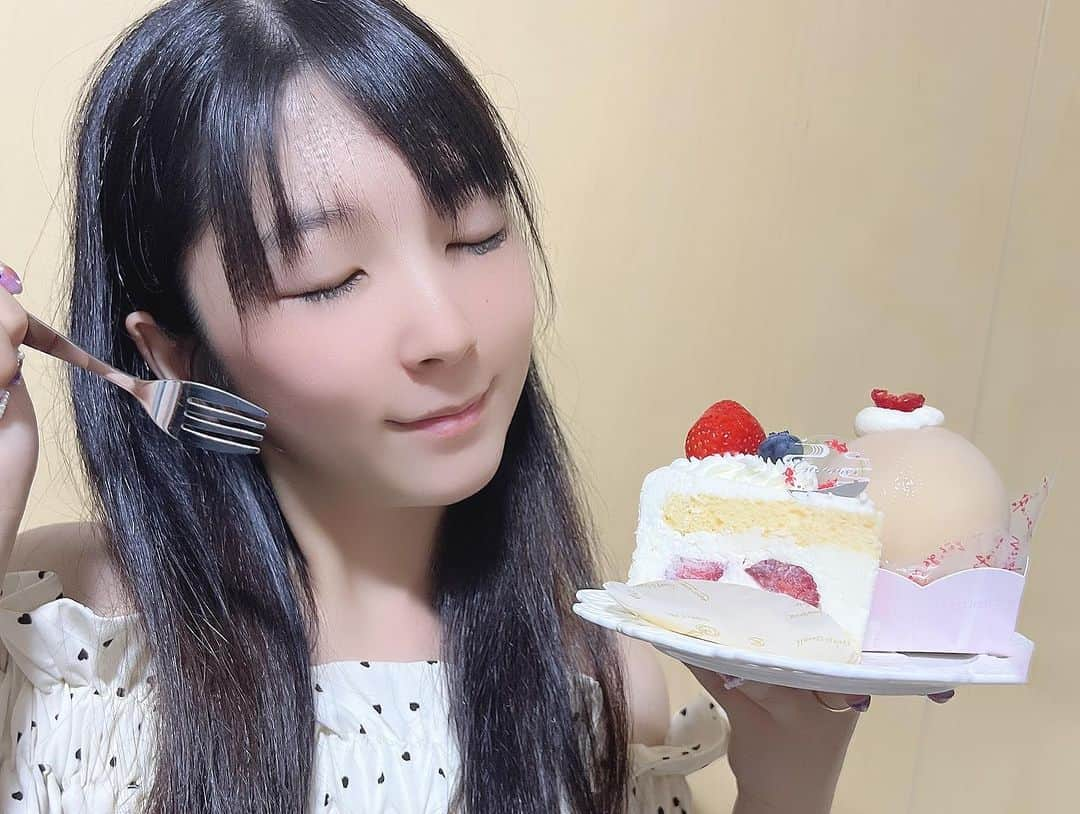 服部彩香のインスタグラム：「千葉県松戸市にあるケーキ屋さん 【@patisserie.ma_sa】さんへ*°🍰*° 店内に入った瞬間甘いケーキの香りで幸せ(*˘︶˘*).｡.:*♡ 店内ではケーキ屋ギフト、焼き菓子などがたくさんあり 中でもマツドーナッツが人気との事🍩 カップギフトも可愛くてオススメ⭐️ シュークリームも中までぎっしりクリームが入ってて美味しかったです🤤  📍 千葉県松戸市小金きよしケ丘3-10-9 . PR @patisserie.ma_sa #パティスリーマーサ #北小金グルメ #北小金スイーツ #松戸グルメ #松戸スイーツ #松戸ケーキ #松戸テイクアウト #千葉ケーキ」