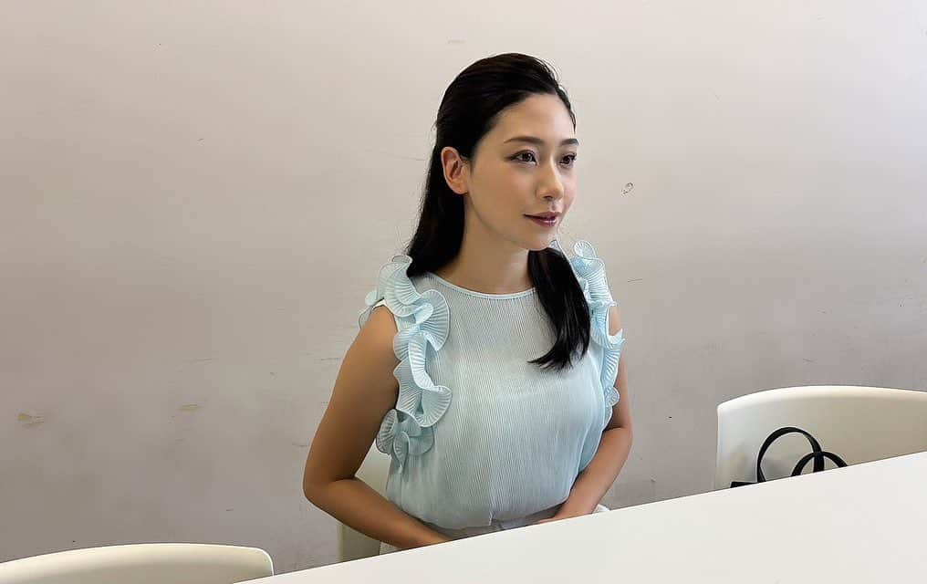 松田和佳のインスタグラム：「日刊スポーツさんに取材して頂きました🫧  今の気持ちや、さんま御殿収録時のエピソードなどもお話ししています！  写真は取材中の私、動画は紙面用の写真を撮り終わって気が抜けている私です🥺(マネージャーさんと会話をしているのですがアナウンサーとは思えないほどふにゃふにゃ喋っているので音声はオフにしておきます笑)  本日発売の日刊スポーツとWEBに掲載して頂いております！ ぜひご覧いただけたら嬉しいです🧡  👉🏻 https://www.nikkansports.com/m/entertainment/news/202308030001506_m.html?mode=all#google_vignette  #吉本興業 #踊るさんま御殿 #さんま御殿 #日刊スポーツ #フリーアナウンサー #アナウンサー #松田和佳」