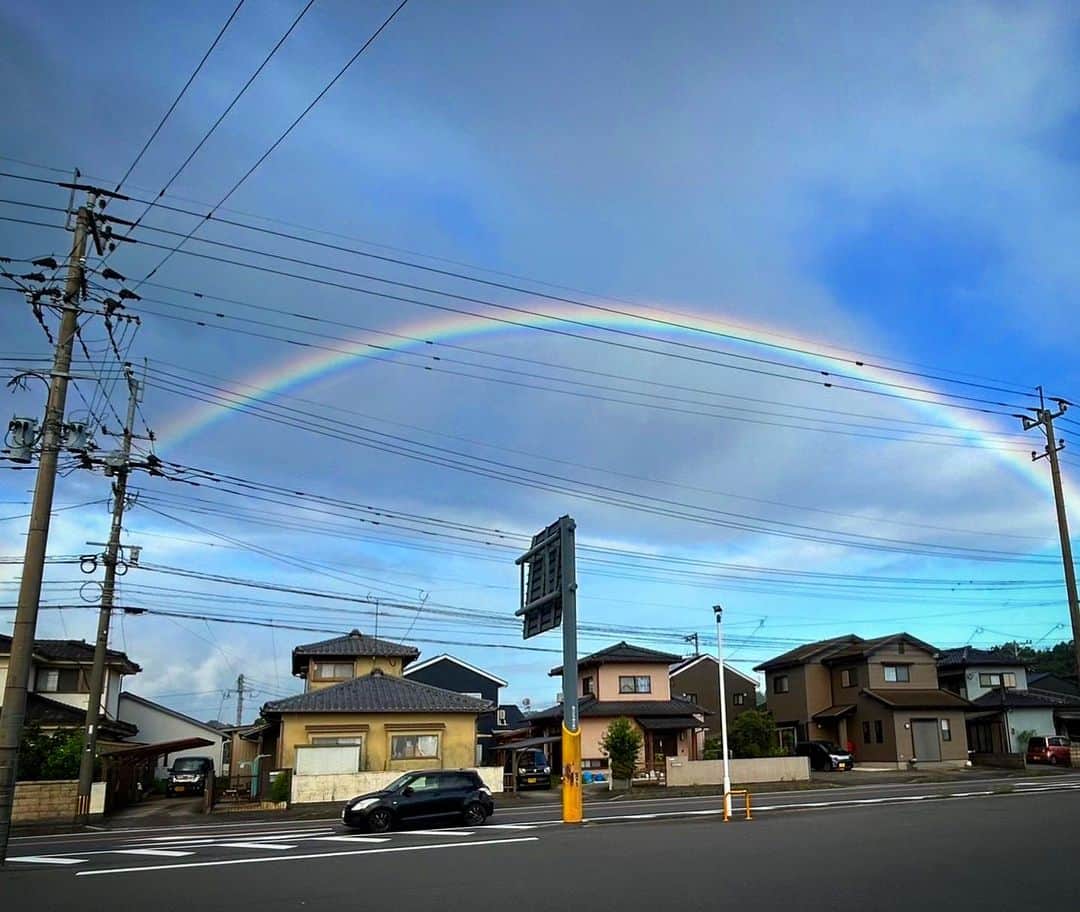 JILLのインスタグラム：「今日は最強の日らしいです。 朝から、 大アーチの虹の写真が婿殿から届き、 友人からは出雲大社からのメッセージが届きました。  今日は最強の開運日だそうです。  🟢《一粒万倍日（いちりゅうまんばいび・いちりゅうまんばいにち）》と  🟢天赦日は「てんしゃび」また「てんしゃにち」  そして、今日は大安。 3つ重なる日は貴重な吉日だそうです。  参考まで 🟢《一粒万倍日（いちりゅうまんばいび・いちりゅうまんばいにち）》 「地に蒔いた一粒の籾（もみ）が万倍にも実る稲穂になる」という意味を持つ吉日です。天赦日同様、物事を始めるのに最適とされています。また、この日の持つ意味から他の吉日と重なると効果が倍増するといわれる日です。特に天赦日と一粒万倍日が重なる日は最強の開運日といわれています。  🟢天赦日は「てんしゃび」また「てんしゃにち」と読み、暦には「天しや」と書かれることもあります。天赦日は、年に5～6日しかない貴重な吉日です。  「天赦日」とは 世の中のすべての神様が天に昇り天が万物の罪を許す、あらゆる障害が取り除かれる日とされ、今まで躊躇していたこと、新しいことを始めるには最適の日、天がすべての罪を許すとされ天赦日は暦上最大の吉日とも言われています。  なんか嬉しいですよね。 良い1日を💓  あ、追記でーす。 やっちゃいけないこともあるらしい。  https://www.fujingaho.jp/lifestyle/g44669854/triple-lucky-day-230804-hns/  これを読んだ友人が 「暴飲暴食をやめて婚姻届を出すと良いんですね‼️笑」  声出して笑いました。 これが良いことかも。  BE HAPPY❣️ ライブ盛り上がりそう👍  今日は名古屋ダイアモンドホールでキラッキラ✨  8月04日_名古屋ダイアモンドホール 8月05日_大阪クラブクワトロ —————————————- PERSONZ「I AM THE BEST TOUR」 6月18日_高知県立県民文化ホール グリーンホール 6月24日_札幌CUBE GARDEN 7月02日_ヒューリックホール東京 7月22日-仙台rensaホール 7月23日_函館金森ホール 8月04日_名古屋ダイアモンドホール 8月05日_大阪クラブクワトロ 8月11日_新潟LOTS 8月12日_高崎芸術劇場スタジオシアター 8月26日_福岡電気みらいホール —————————————-  #jillpersonz  #personz  #youtubepersonzチャンネル #note  #jillpersonz  #エアプレ #JILLプレ #ラジオ高崎 #三味線JILL屋」