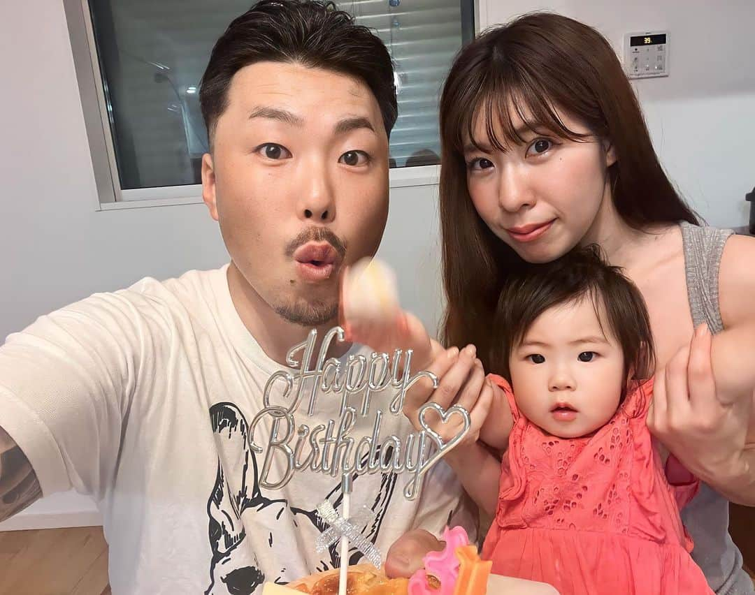 桃尻リカのインスタグラム：「最近の📸🩵 . パパのbirthday👨‍👩‍👧 . 髪の毛2つに結べるようになってた🥺でもすぐ取っちゃう☹️ . #第1子#女の子ママ#家族#子供のいる暮らし#赤ちゃん#あざとい赤ちゃん」