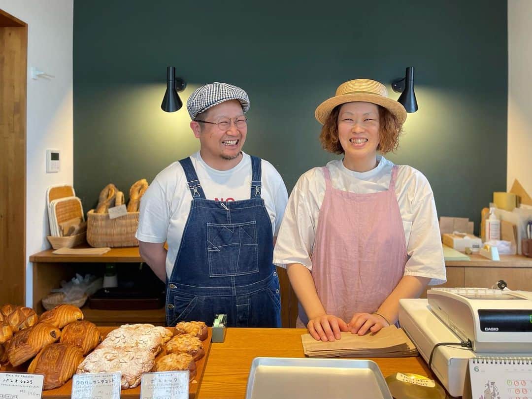 河野真也さんのインスタグラム写真 - (河野真也Instagram)「当麻町にある美味しいパン屋さん。  「boulangerie廻りみち」  これまで、札幌のイベントなどに出店されている時に買って食べたことがありましたが、とにかく美味しい！  「みちみち種や」さんと話していてオススメされた事もあり、これはぜひ！という事で６月に当麻町のお店に伺いました。  平日の１２時前に着くと、売り切れているパンが続出！凄い人気！ パンの写真も撮りたかったので、翌日の開店時、パンが揃っている時にまたお邪魔するお約束をして「こやのわマルシェ」の話をしていると、高齢の女性のお客さんがやってきました。  「あれ、河野さん。いつも見てるよ〜。仕事？」  「ありがとうございます。いえ、プラッと買いに」  「札幌からかい。いや、ココ、ほんと美味しいんだわ。あれ、もう、全然パンないしょ。私、予約したのあるから持ってきな」  「いやいや！大丈夫！大丈夫！」  「いいんだって、コンプレ食べな。コンプレ美味しいんだわ。食べて欲しいから」  「いやいや、明日また買いに来るので！お気持ち、ありがとうございます！」  あったかいなぁ。  自分のものを分けてまで、その美味しさを知ってもらいたい。 それだけお店を愛しているお客さんがいる。  そんなパン屋さんが、8/5.6、中川町の小屋に来てくれます。  @takashi_aizu  @megu_mawarimichi   ぜひ^_^  #北海道 #中川町 #こやのわマルシェ #hokkaido #nakagawa #パン #当麻町」8月4日 11時39分 - okurahoma_kawano