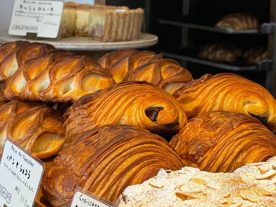 河野真也のインスタグラム：「当麻町にある美味しいパン屋さん。  「boulangerie廻りみち」  これまで、札幌のイベントなどに出店されている時に買って食べたことがありましたが、とにかく美味しい！  「みちみち種や」さんと話していてオススメされた事もあり、これはぜひ！という事で６月に当麻町のお店に伺いました。  平日の１２時前に着くと、売り切れているパンが続出！凄い人気！ パンの写真も撮りたかったので、翌日の開店時、パンが揃っている時にまたお邪魔するお約束をして「こやのわマルシェ」の話をしていると、高齢の女性のお客さんがやってきました。  「あれ、河野さん。いつも見てるよ〜。仕事？」  「ありがとうございます。いえ、プラッと買いに」  「札幌からかい。いや、ココ、ほんと美味しいんだわ。あれ、もう、全然パンないしょ。私、予約したのあるから持ってきな」  「いやいや！大丈夫！大丈夫！」  「いいんだって、コンプレ食べな。コンプレ美味しいんだわ。食べて欲しいから」  「いやいや、明日また買いに来るので！お気持ち、ありがとうございます！」  あったかいなぁ。  自分のものを分けてまで、その美味しさを知ってもらいたい。 それだけお店を愛しているお客さんがいる。  そんなパン屋さんが、8/5.6、中川町の小屋に来てくれます。  @takashi_aizu  @megu_mawarimichi   ぜひ^_^  #北海道 #中川町 #こやのわマルシェ #hokkaido #nakagawa #パン #当麻町」