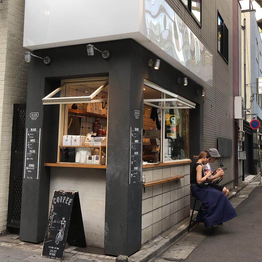 ABOUT LIFE COFFEE BREWERSさんのインスタグラム写真 - (ABOUT LIFE COFFEE BREWERSInstagram)「【ABOUT LIFE COFFEE BREWERS 道玄坂】  ALCB道玄坂店は新泉駅より徒歩5分の場所にあります🚶‍♀️ 店内にもお席数席ご用意していますので、お気軽にご利用くださいね☕️  Our shop is only 5 minutes' walk from Shinsen Station and you can eat inside.  We’re looking forward to meeting you!  🚴dogenzaka shop 9:00-18:00(Weekday) 11:00-18:00(Weekends and Holiday) 🌿shibuya 1chome shop 8:00-18:00  #aboutlifecoffeebrewers #aboutlifecoffeerewersshibuya #aboutlifecoffee #onibuscoffee #specialtycoffee #tokyocoffee #tokyocafe #shibuya」8月4日 17時15分 - aboutlifecoffeebrewers