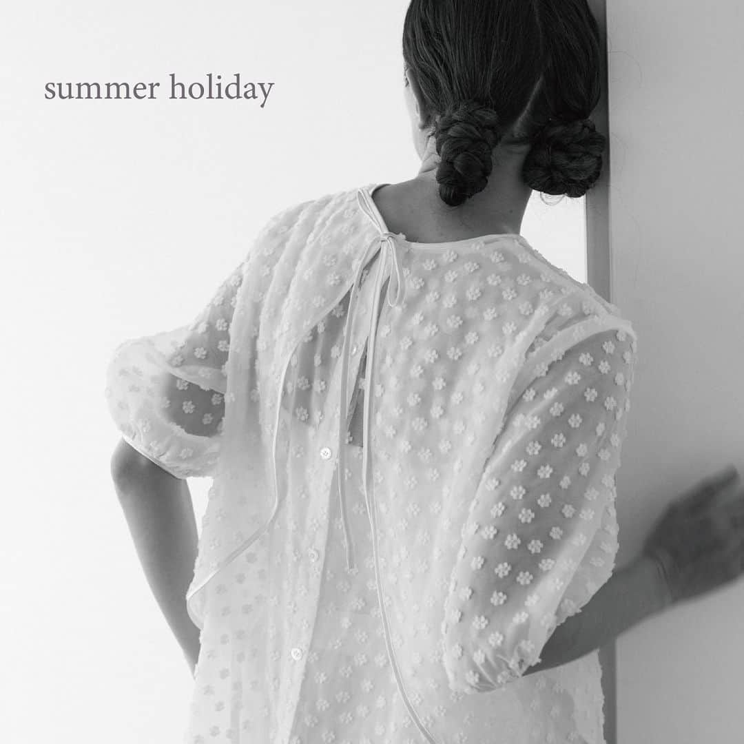 yoriのインスタグラム：「*yori summer holiday*  誠に勝手ながら下記に日程を 夏季休業とさせて頂きます。  yori 夏季休業期間 2023年8月11日(金）～  2023年8月16日(水）  ご注文に関しまして 8月9日15:00までに 決済が完了しております 商品に関しましては 夏季休業前に発送させて頂きます。 8月9日15:00以降の ご注文につきましては 8月17日(木)より順次 発送させて頂きます。  皆様には大変ご不便を おかけいたしますが、 何卒ご理解の程お願い申し上げます。  また休業期間中にいただいた お問合せにつきましては、 ご返答までにお時間を 頂戴いたします。  営業開始日以降に 順次回答いたしますので、 予めご了承いただけますと幸いです。  今後ともyoriを 宜しくお願いいたします。  #yori_japan」
