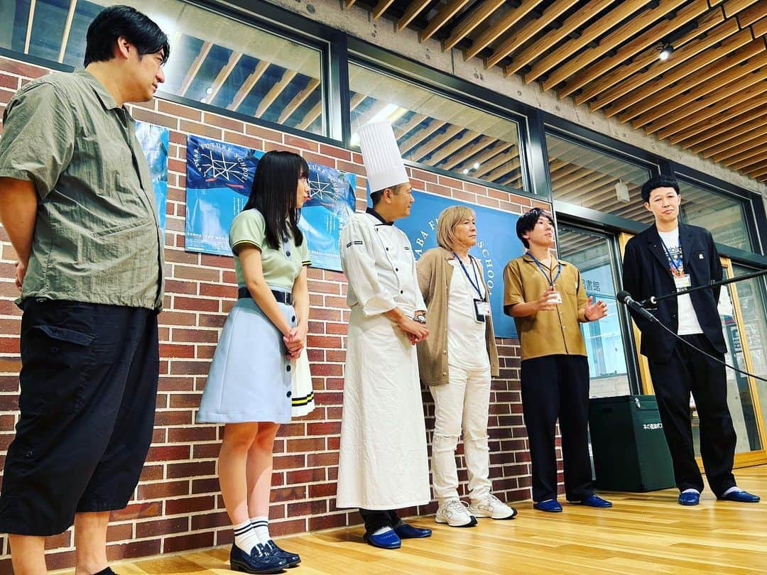 古市憲寿さんのインスタグラム写真 - (古市憲寿Instagram)「素敵なメンバーと福島県のふたば未来学園へ行ってきました。サマースクールとして毎年続いている企画です。  いま中学生の子どもたちは、2010年前後生まれ。あの日の記憶のない世代が増えています。2050年について考えてもらったのですが、フラットな目線で議論をする子どもが多かったのが印象的でした。  大人になれば中学時代のことなんてきっとほとんど忘れちゃうけど、それを忘れたとしても何かのきっかけだったり、何かのはじまりになったひとが一人でもいたらならよかったなあと思います。 #ふたば未来学園 #鎧塚さんの帽子が高い #TKの作詞作曲講座ってすごいよね」8月4日 17時08分 - poe1985