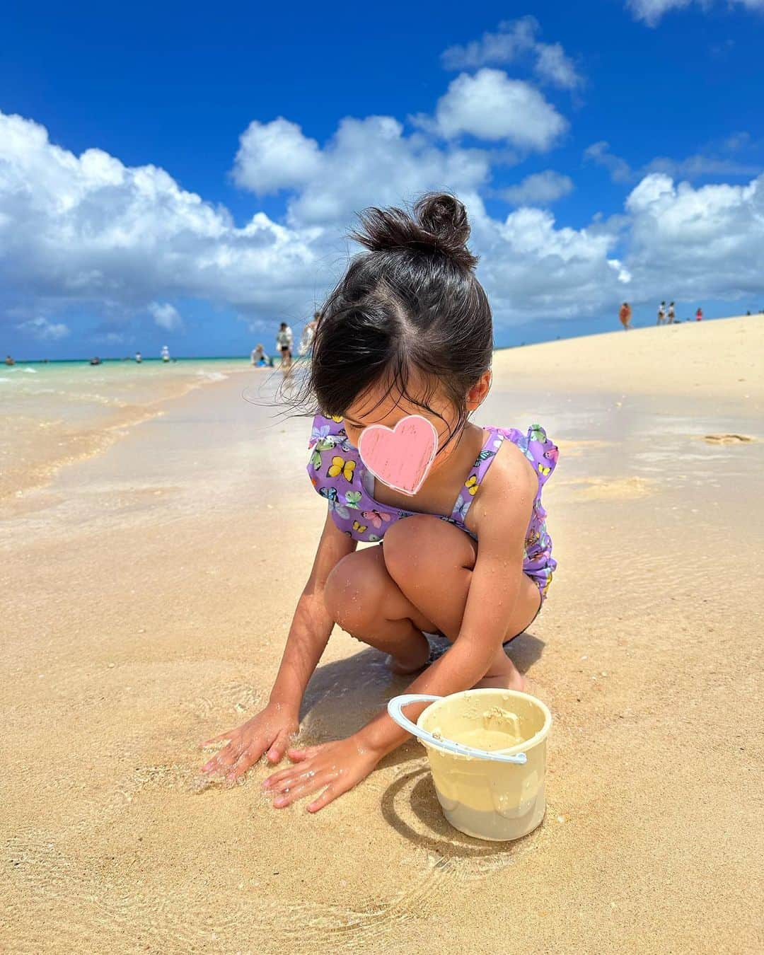 赤松麻里菜さんのインスタグラム写真 - (赤松麻里菜Instagram)「数年ぶりの宮古島🐠✨ やっぱり与那覇前浜は変わらず美しかった…🥹🐬 次女も1年ぶりの海だったけど全く怖がらず楽しんでくれた🧒🏻♡ ただ日焼け止めを子供たちに塗って満足して自分に塗るのを忘れ、数日間ピリピリ痛かった…🌞🔥 来年の夏休みもまた宮古にしようかな🏖✨ #沖縄旅行 #宮古島 #宮古島旅行 #夏休みの思い出 #与那覇前浜ビーチ #家族旅行 #子連れ沖縄 #女の子ママ #姉妹ママ #2人育児 #2歳差育児 #3歳差育児 #ママライフ #ワーママ #ワーママの日常 #赤ちゃんのいる生活 #赤ちゃんのいる暮らし #骨格ウェーブ #骨格ウェーブコーデ #ママコーデ #イエベ #イエベ春」8月4日 17時09分 - marigram0726