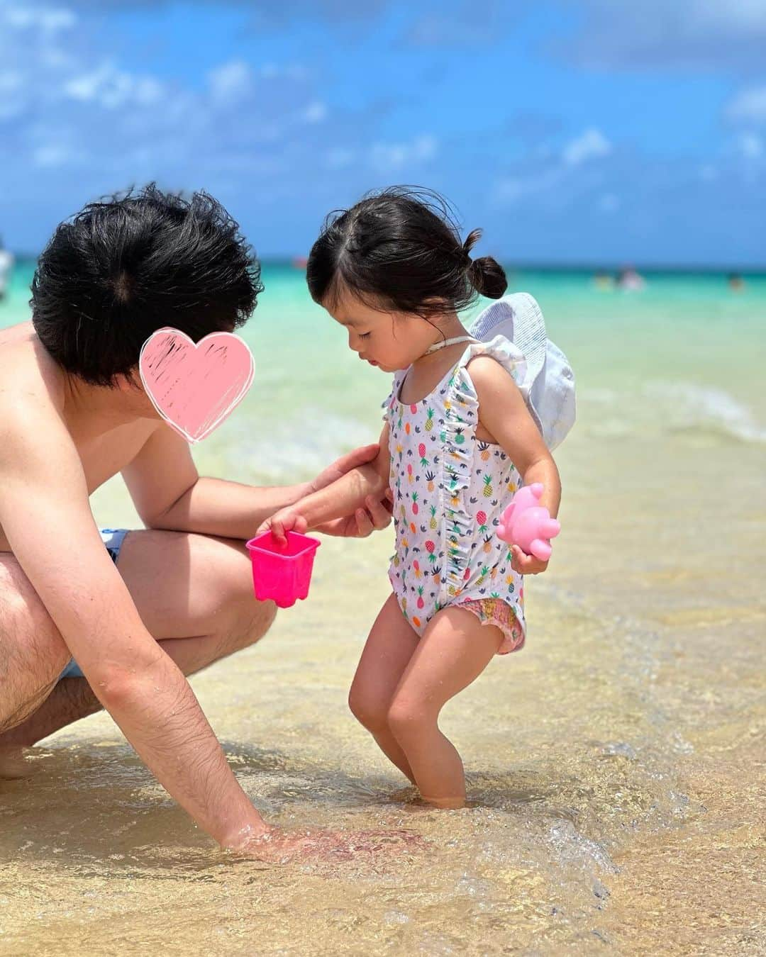 赤松麻里菜のインスタグラム：「数年ぶりの宮古島🐠✨ やっぱり与那覇前浜は変わらず美しかった…🥹🐬 次女も1年ぶりの海だったけど全く怖がらず楽しんでくれた🧒🏻♡ ただ日焼け止めを子供たちに塗って満足して自分に塗るのを忘れ、数日間ピリピリ痛かった…🌞🔥 来年の夏休みもまた宮古にしようかな🏖✨ #沖縄旅行 #宮古島 #宮古島旅行 #夏休みの思い出 #与那覇前浜ビーチ #家族旅行 #子連れ沖縄 #女の子ママ #姉妹ママ #2人育児 #2歳差育児 #3歳差育児 #ママライフ #ワーママ #ワーママの日常 #赤ちゃんのいる生活 #赤ちゃんのいる暮らし #骨格ウェーブ #骨格ウェーブコーデ #ママコーデ #イエベ #イエベ春」