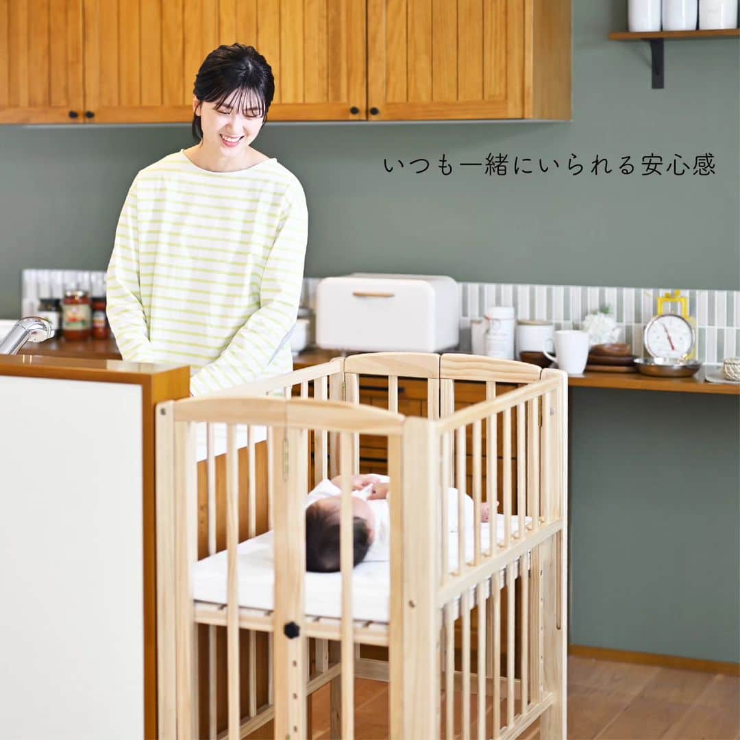 yamatoya(ベビー・キッズ家具の大和屋) さんのインスタグラム写真 - (yamatoya(ベビー・キッズ家具の大和屋) Instagram)「【発売開始】リリト リトルベビーベッド  赤ちゃんを寝かせたままで、家の中を一緒に移動できる「リリト リトルベビーベッド」♪  ベビーベッドの日本の厳しい安全基準をクリアしながら、一般的に市販されているミニサイズよりコンパクトなサイズのベビーベッド。  寝室からリビングへの移動でも、赤ちゃんをベッドに寝かせたまま廊下やドアを通ることが可能。 家事や仕事のときも、赤ちゃんのそばに、いつも一緒にいられる安心感があります♪  コンパクトな床板サイズは約幅80×奥行き46.5cm(内寸)。 赤ちゃんがゆったり寝て過ごせて、寝返りもできる特殊サイズです。  生後まもなくから1才ごろまで、ベビーベッドを一番使いたいときの“使いやすさ”を優先した「リリト リトルベビーベッド」！  商品の詳細は、 @yamatoya_official プロフィール記載のURLより、 “コーポレートサイト＞ねる＞lilito（リリト） からご覧いただけます♪  #リリト #lilito #ベビーベッド #ミニベビーベッド #折りたたみベビーベッド #バウンサー #ベビーグッズ #ベビー用品 #出産 #里帰り出産 #出産準備 #妊娠 #妊婦 #マタニティ #初マタ #プレママ #妊娠中期 #妊娠後期 #2人目妊娠中 #令和5年ベビー #赤ちゃんのいる生活 #新生児  #赤ちゃん #子ども #子育て #子ども家具 #yamatoya #大和屋」8月4日 17時12分 - yamatoya_official