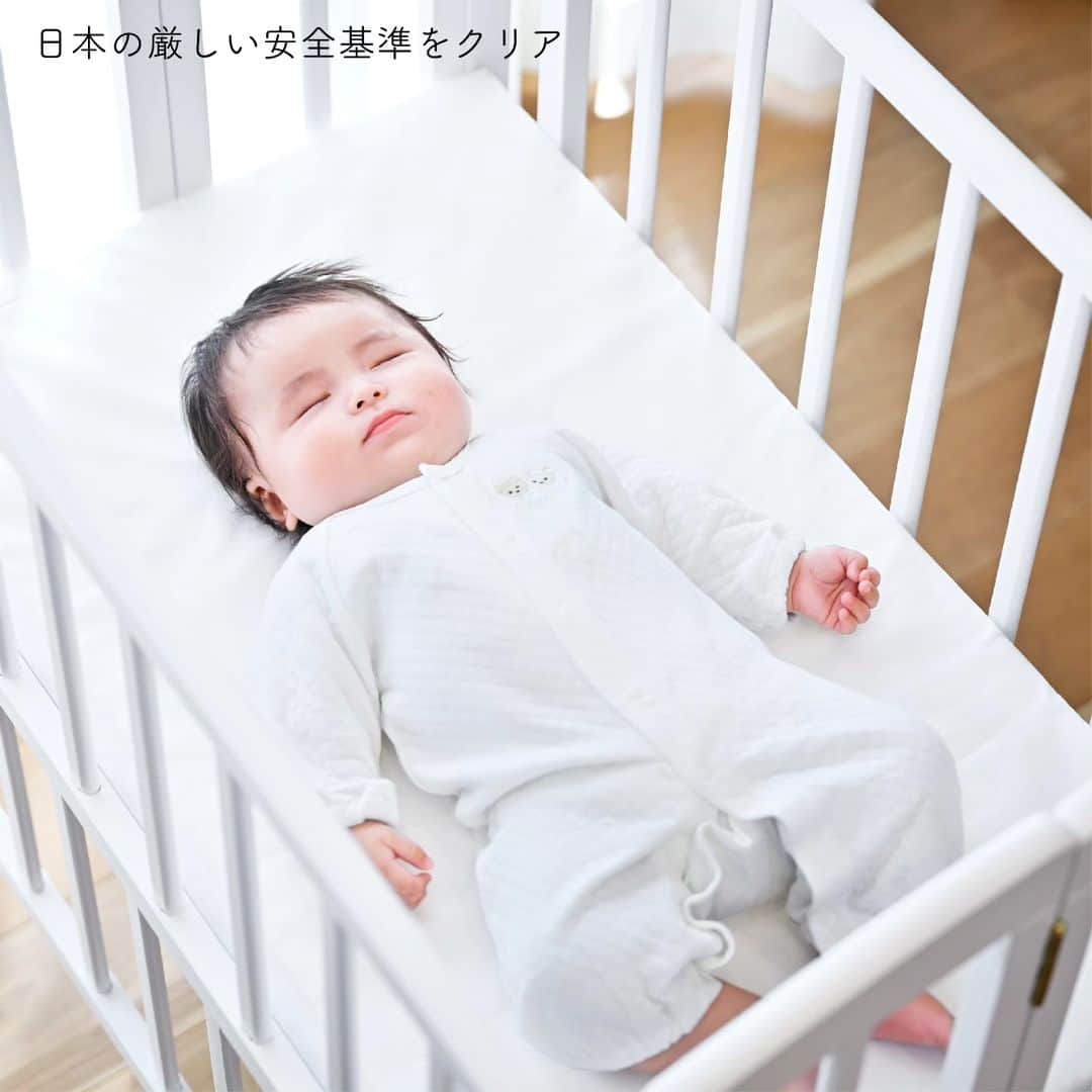 yamatoya(ベビー・キッズ家具の大和屋) さんのインスタグラム写真 - (yamatoya(ベビー・キッズ家具の大和屋) Instagram)「【発売開始】リリト リトルベビーベッド  赤ちゃんを寝かせたままで、家の中を一緒に移動できる「リリト リトルベビーベッド」♪  ベビーベッドの日本の厳しい安全基準をクリアしながら、一般的に市販されているミニサイズよりコンパクトなサイズのベビーベッド。  寝室からリビングへの移動でも、赤ちゃんをベッドに寝かせたまま廊下やドアを通ることが可能。 家事や仕事のときも、赤ちゃんのそばに、いつも一緒にいられる安心感があります♪  コンパクトな床板サイズは約幅80×奥行き46.5cm(内寸)。 赤ちゃんがゆったり寝て過ごせて、寝返りもできる特殊サイズです。  生後まもなくから1才ごろまで、ベビーベッドを一番使いたいときの“使いやすさ”を優先した「リリト リトルベビーベッド」！  商品の詳細は、 @yamatoya_official プロフィール記載のURLより、 “コーポレートサイト＞ねる＞lilito（リリト） からご覧いただけます♪  #リリト #lilito #ベビーベッド #ミニベビーベッド #折りたたみベビーベッド #バウンサー #ベビーグッズ #ベビー用品 #出産 #里帰り出産 #出産準備 #妊娠 #妊婦 #マタニティ #初マタ #プレママ #妊娠中期 #妊娠後期 #2人目妊娠中 #令和5年ベビー #赤ちゃんのいる生活 #新生児  #赤ちゃん #子ども #子育て #子ども家具 #yamatoya #大和屋」8月4日 17時12分 - yamatoya_official