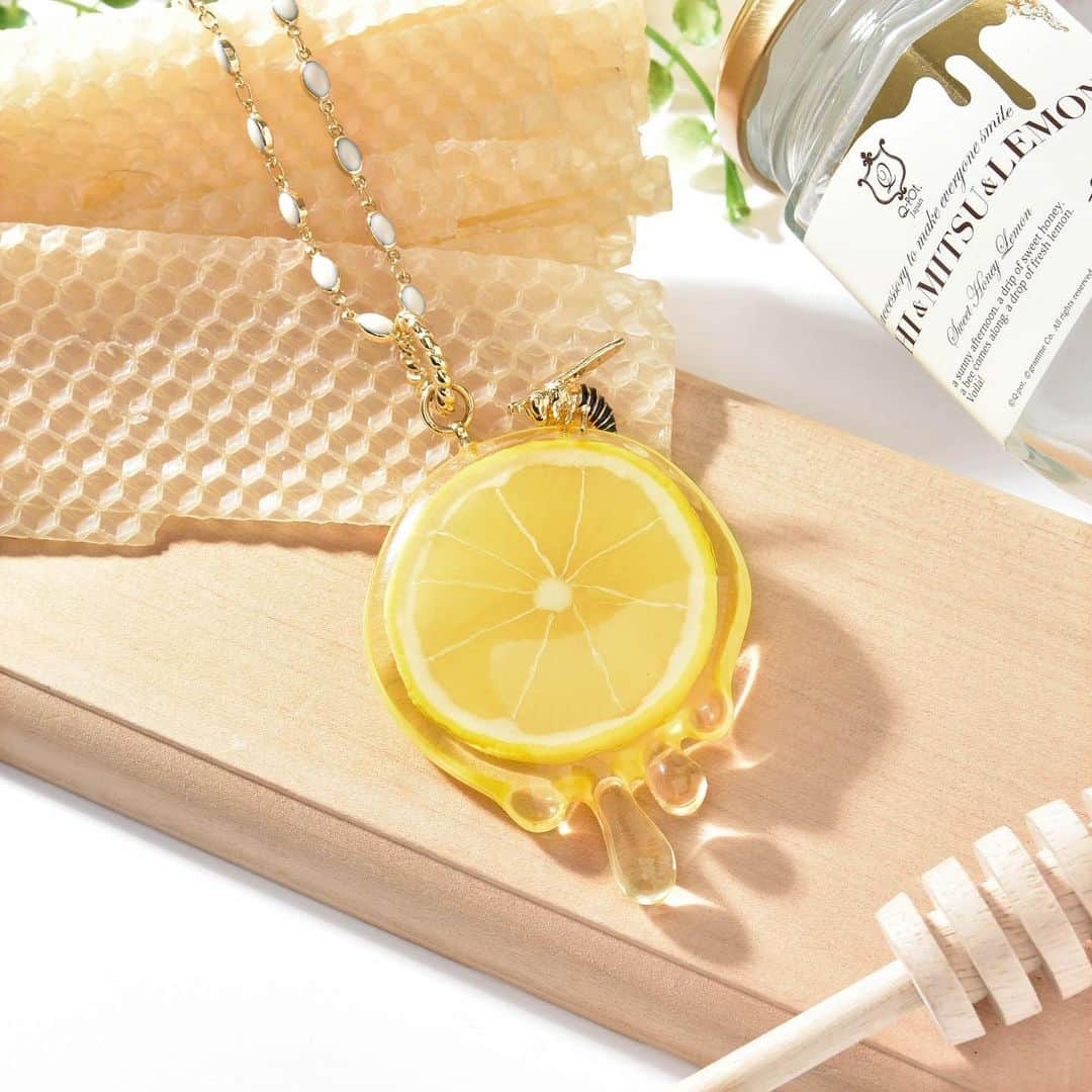 キューポットさんのインスタグラム写真 - (キューポットInstagram)「*⁠ 【PICK UP】🐝🍋 Sip on the sweetest citrus remedy as the queen bee returns with a refreshing twist of honey and lemon! Prepare to be buzzing with freshness! 🍯🍋 #honeybeelemon ⁠ ⁠ https://intl.q-pot.jp/collections/lemon⁠ ⁠ ⁠ ⁠ #qpot #キューポット #sweetsaccessory #sweetslover #sweetstagram #madeinjapan #japanmade #japan #ootd ⁠ #jewellerylover #accessories #outfit #fashion #style #fashionjewelry #jewelrydesign #instajewelry #jewellery #shopping #fashionista #instafashion #handmade #jewelleryaddict  #jewelrygram #necklace #handmadejewelry #honey #bee #lemon」8月4日 17時13分 - press_qpot_international