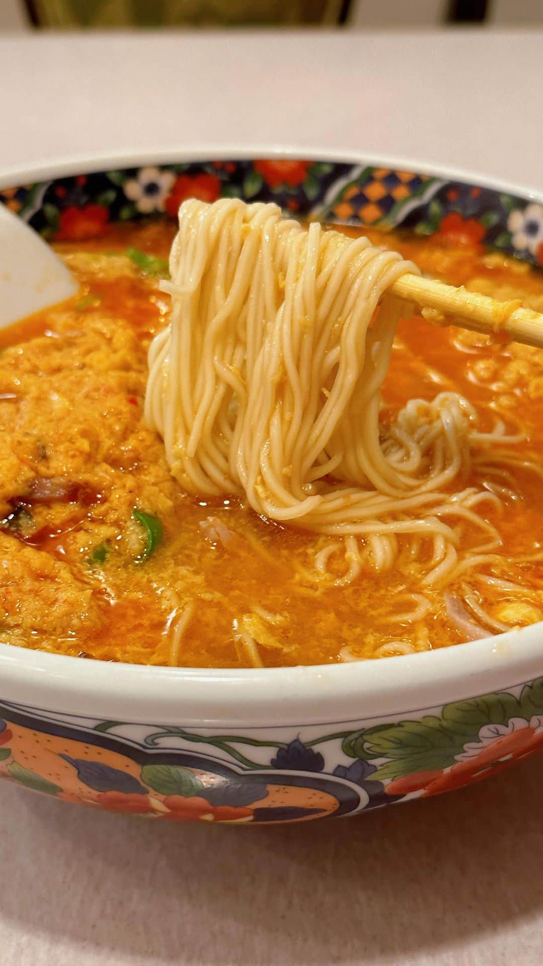 フォーリンデブのインスタグラム：「裏メニューのダールー麺！ 横浜中華街にある「東園（とうえん）」は、あまり知られてないのに、厚労省が卓越した技能者を表彰する「現代名工」に、中華街で唯一認定されている穴場店🌟  こちらでマストなのが、誰でも注文できる裏メニューの「ダールー麺（1100円）」で、焼豚・ネギ・ピーマン・椎茸などの細切りを、ふわっふわ&とろっとろな玉子でとじて、中華麺にのせた一杯🙌  細麺なのがまた相性良くて、麺と麺の間に玉子とじが入り込み、ラー油がとけ出たピリ辛の刺激的なスープも絡みまくり❣️  食べ終える頃には、スープの辛さで体中から汗が吹き出てくるけど、おばあちゃんの女将さんが氷水を注いで生き返らせてくれるよ☺️  --------- 🍴東園（Toen） ☎️045-641-3836 📍神奈川県横浜市中区山下町136  🚃元町中華街駅から徒歩3分 💰食べログ予算 昼-¥999 夜¥2000- ⏰11:00-21:00（火曜定休） @touen_yokohama  - #神奈川グルメ #横浜グルメ #横浜ラーメン #横浜中華街グルメ #横浜中華街ラーメン #東園 #個室あり #ダールー麺 #打滷麺 #メニューに載っていない #裏メニュー #誰でも注文できるよ #japanfood #japantravel #yokohamafood #yokohamatravel #myyokohama #foodtrip #ramen - ▼ エリア&ジャンル検索 #フォーリンデブ神奈川 #フォーリンデブ横浜 #フォーリンデブ横浜中華街 #フォーリンデブ中華 #フォーリンデブラーメン」