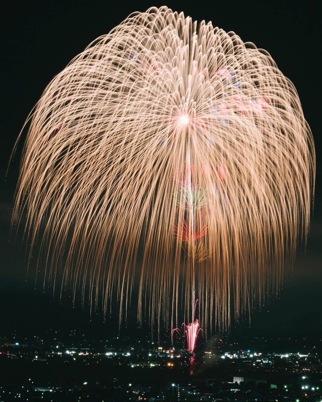 haru wagnusさんのインスタグラム写真 - (haru wagnusInstagram)「Nagaoka Fireworks 2023 🎆 ㅤㅤㅤㅤㅤㅤㅤㅤㅤㅤㅤㅤㅤ ㅤㅤㅤㅤㅤㅤㅤㅤㅤㅤㅤㅤㅤ 長岡花火大会の目玉、全長630mにも渡る、正三尺玉の彩色千輪と、正三尺玉花火  生まれて初めて撮影した遠方からの花火写真めっちゃ綺麗に撮れてて感動しました✩  別所さん(@takahiro_bessho )に教えてもらって見事に撮れました〜ありがとう別所はん！ ㅤㅤㅤㅤㅤㅤㅤㅤㅤㅤㅤㅤㅤ  📷Sony α7RV + TAMRON 70-300 F4.5-6.3 Di III RXD (Model A047)  ㅤㅤㅤㅤㅤㅤㅤㅤㅤㅤㅤㅤㅤ #長岡花火大会  #長岡花火 #長岡花火2023  #長岡花火大会2023  #japantravel #japanfestival #japanfest #japanphoto #japanphotography #japanculture #japantravelphoto #花火大会 #花火大会🎆 #tamron70300 #sonya7rv」8月4日 11時50分 - wagnus