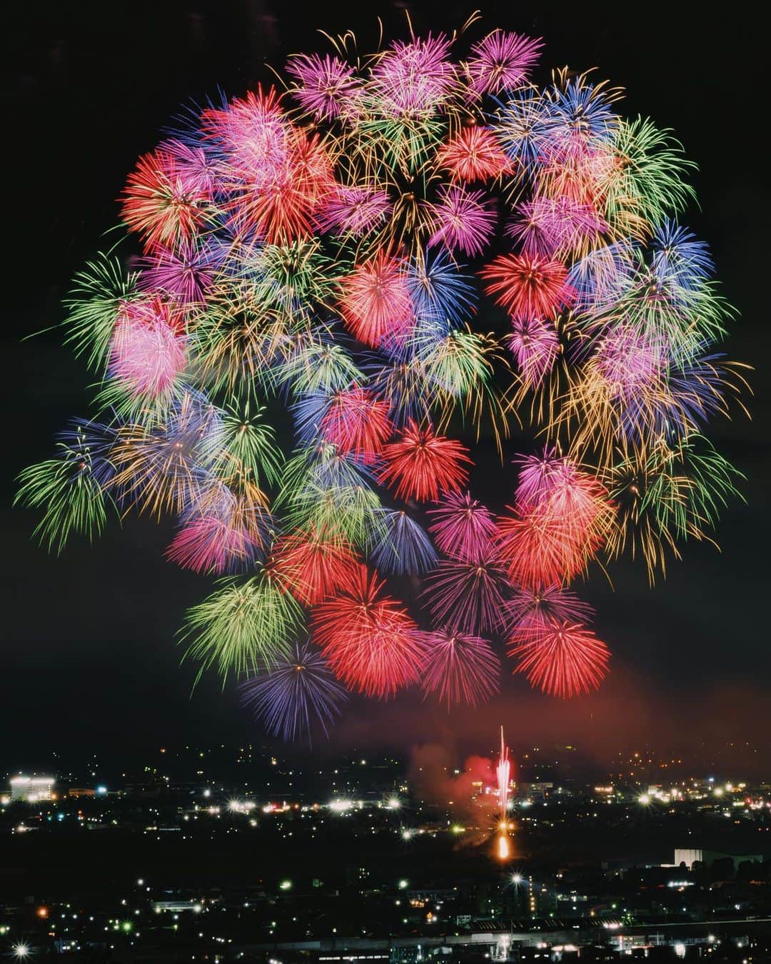 haru wagnusのインスタグラム：「Nagaoka Fireworks 2023 🎆 ㅤㅤㅤㅤㅤㅤㅤㅤㅤㅤㅤㅤㅤ ㅤㅤㅤㅤㅤㅤㅤㅤㅤㅤㅤㅤㅤ 長岡花火大会の目玉、全長630mにも渡る、正三尺玉の彩色千輪と、正三尺玉花火  生まれて初めて撮影した遠方からの花火写真めっちゃ綺麗に撮れてて感動しました✩  別所さん(@takahiro_bessho )に教えてもらって見事に撮れました〜ありがとう別所はん！ ㅤㅤㅤㅤㅤㅤㅤㅤㅤㅤㅤㅤㅤ  📷Sony α7RV + TAMRON 70-300 F4.5-6.3 Di III RXD (Model A047)  ㅤㅤㅤㅤㅤㅤㅤㅤㅤㅤㅤㅤㅤ #長岡花火大会  #長岡花火 #長岡花火2023  #長岡花火大会2023  #japantravel #japanfestival #japanfest #japanphoto #japanphotography #japanculture #japantravelphoto #花火大会 #花火大会🎆 #tamron70300 #sonya7rv」
