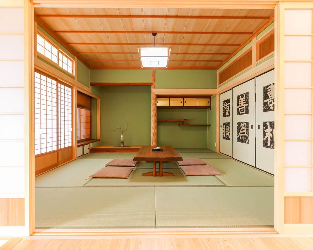 OKOCHI STYLE(香川県) さんのインスタグラム写真 - (OKOCHI STYLE(香川県) Instagram)「シンプルで風情のある和室  ーーーーーーーーー  香川県で木の家を建てる大河内工務店。 HPでは、施工事例を多数ご紹介しています。 家づくりをお考えの方は【フォトギャラリー】をご覧ください。  ーーーーーーーーー プロフィールからHPへ→ @okochi.komuten ーーーーーーーーー  街角リゾート木きん堂倶楽部のインスタもご覧ください(カフェ&ギャラリー情報)🌟  ーーーーーーーーー @mokkindo.cafe ーーーーーーーーー  #新築 #新築一戸建て #マイホーム #マイホーム計画 #インテリア #注文住宅 #かわいい家 #おしゃれな家 #かっこいい家 #家づくり #工務店だからつくれる家 #暮らしを楽しむ #大河内工務店 #自由設計 #木の家 #木の家づくり #自然素材の家 #香川イベント #香川の家 #香川県工務店 #和室」8月4日 12時00分 - okochi.komuten