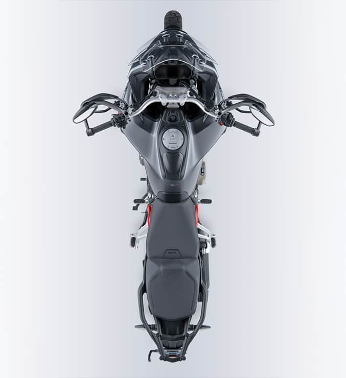Ducati Japanさんのインスタグラム写真 - (Ducati JapanInstagram)「ムルティストラーダV4のコンパクトで俊敏なフレームとシャシは圧倒的な乗りやすさと高速安定性を提供するように設計されています。   シャシ全体のバランスとギア比を最適化することにより、振動が低減され、ライダーとパッセンジャーの両方にとって可能な限り最高の快適性が達成されました。  ムルティストラーダV4に乗るということは「静寂さ」に包まれることを意味しています。そこでは、高速走行時ですらヘルメットのシールドを上げて快適に走行することができます。特に長距離走行において、抑え込まれた振動が快適性のレベルをさらに引き上げています。また、ギア・ボックス内の遊びも削減され、エンジンノイズも低減されました。  モデル詳細等はドゥカティ公式Webサイトからご覧ください。  #ムルティストラーダV4 #ムルティストラーダ #ドゥカティいいじゃん #RuleAllRoads #ツアラー #アドベンチャーバイク #イタリアンバイク #Ducati #ドゥカティ」8月4日 12時00分 - ducatijapan