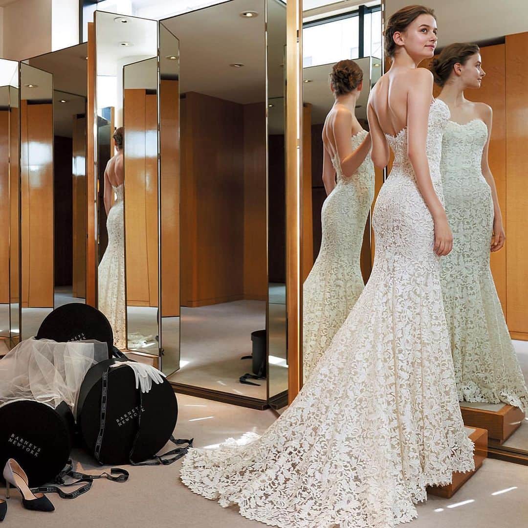のインスタグラム：「ご結婚するお二人のために洗練された上質なブライダルスタイルをご提案するブライダルイベントを、8月19日（土）より銀座本店・横浜店・神戸店・福岡店・オンラインストアにて開催。 ブライダルリングや引出物の新作をご覧いただけるほか、特別に開催されるイベントやプレゼントをご用意しております。詳しくはBIOの🔗よりイベントをご覧ください。  ※オンラインストアは8月23日（水）11:00～10月20日（金）10:59まで実施いたします。  #ブライダル #結婚準備 #結婚指輪 #マリッジリング #ウェルカムボード #リングピロー #引出物 #プレ花嫁 #バーニーズニューヨーク #bridal #barneysnewyork」