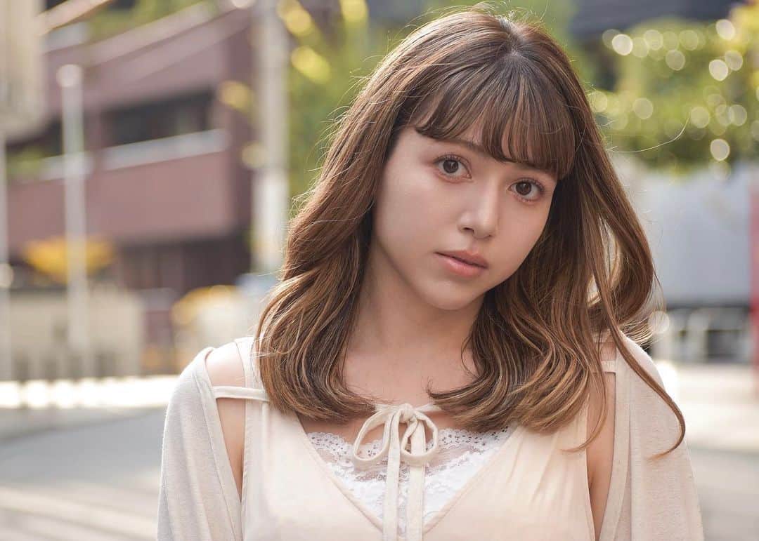 峯りあなのインスタグラム：「25歳になりました🎂  世間ではもうアラサーの仲間入りだそうで😇  24歳よりはもう少し大人な立ち振る舞いで、かつ初心と遊び心を忘れずに🫶🏼  25歳の峯りあなもよろしくお願いします🌸」