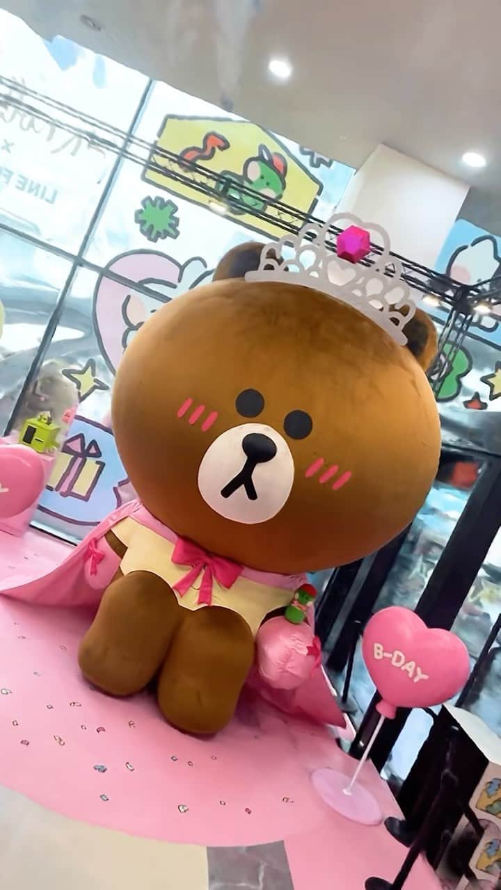 LINE FRIENDSのインスタグラム：「It’s BROWN’s Birthday week! Invitiations to ALL of you seeing this!   1️⃣ Come and meet BROWN wearing crown (8/5~8/8) 2️⃣ LOVE BROWN t-shirts CONY made with love 3️⃣ BROWN compliment stickers SALLY made 4️⃣ BROWN Balloon CHOCO made Fun events, and free gift that LINE FRIENDS had prepared are waiting for you!  Would you come over and celebrate BROWN’s Birthday? We’ll be waiting for you guys!  #브라운 #미니니 #minini #라인프렌즈 #라인프렌즈월드 #라인프렌즈월드팝업 #명동 #팝업 #BROWN #BROWNDAY2023 #브라운데이 #LINEFRIENDS #LINEFRIENDSWORLD #LINEFRIENDSWORLD_POPUP #myeongdong #popup #welcome」