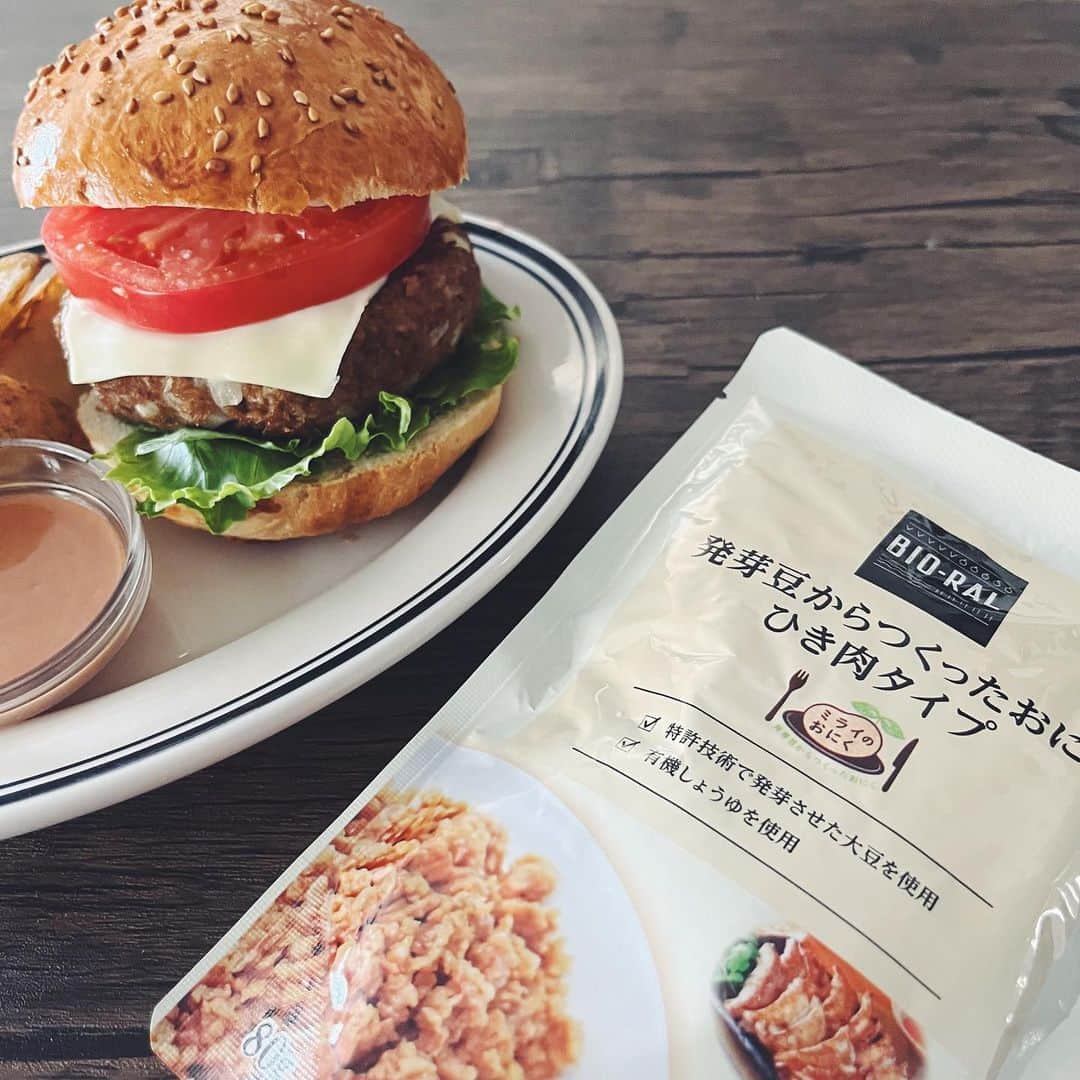 BIO-RAL靭店さんのインスタグラム写真 - (BIO-RAL靭店Instagram)「お肉を使っていなくても食べ応え🙆‍♀️✨ 大豆ミートで作ったパティで 手作りハンバーガーはいかがでしょうか？🍔  ビオラルの『発芽豆からつくったおにくひき肉タイプ』は 特許技術で発芽させた大豆を使用することで 大豆本来の旨味や栄養素はそのままに お肉のような食感を再現🌱 有機しょうゆで薄めの下味がついているので、 ハンバーグや餃子、麻婆豆腐など、さまざまな料理に ひき肉の代わりとして使っていただけます🧑‍🍳  ハンバーガーのソースには、マヨネーズとケチャップで 簡単に作れるオーロラソースがおすすめ😋  ビオラルの『こめ油とリンゴ酢で作った 平飼いたまごのマヨネーズ』は まろやかで、コクと酸味のバランスがとれた 調味料（アミノ酸）不使用のこだわりマヨネーズです🥚  ビオラルの『有機JASトマトケチャップ』は 真っ赤に完熟した有機JAS認定トマトと 有機りんご酢、有機砂糖を使用し、 酸味をおさえたまろやかな味に仕上げました🍅 ※ヴィ―ガン向けの商品ではございません  オーロラソースのマヨネーズとケチャップの比率は お好みで👍 フライドポテトにつけても美味しいですよ🍟  ぜひお試しください💖  ◉おすすめ品 ビオラル 発芽豆からつくったおにく ひき肉タイプ 80g／本体価格298円 ビオラル こめ油とリンゴ酢で作った平飼いたまごのマヨネーズ 300g／本体価格398円 ビオラル 有機JASトマトケチャップ 300g／本体価格208円  ※価格は定番価格となりますので店頭表示価格と 異なる場合がございますがご了承ください🙏💦  皆さまの気になる商品は何ですか？😆 ビオラルで「買ってみました！」「試してみました！」など @bioral_west のタグをつけて教えてくださいね🍀✨  #プライベートブランド #大豆ミート #ソイミート #プラントベース #手作りバーガー #ハンバーガーランチ #マヨネーズ #平飼いたまご #有機JAS #ケチャップ #有機 #bioral #ビオラル #ビオラル靭店 #ビオラルエキマルシェ大阪店 #ライフ #ライフコーポレーション #ナチュラルスーパーマーケット #大阪スーパー #阿波座 #靭公園 #utsubopark #エキマルシェ大阪 #エキマルシェ #梅田 #大阪 #umeda #osaka #osakastation」8月5日 10時00分 - bioral_west