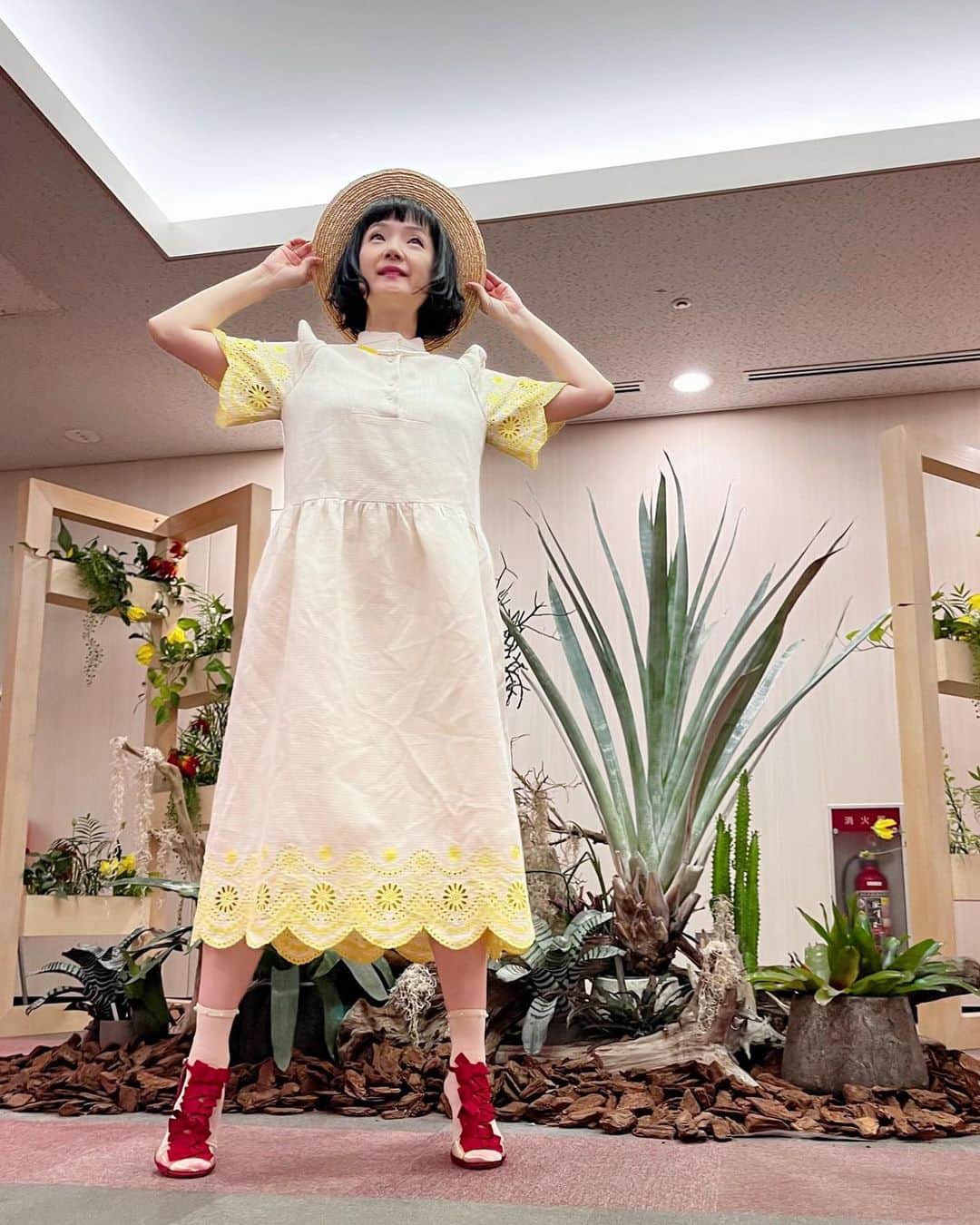 千秋のインスタグラム：「夏は麦わら帽子です👒  楽屋でYouTube編集チェック＆タイトル＆サムネ作り中💻 あとはWi-Fi環境次第で今夜のYouTube公開、間に合うかも💨 タイトルは「最高長岡花火大会」でいいかな🎆  #overlace #ノンストップ #フジテレビ #生放送」