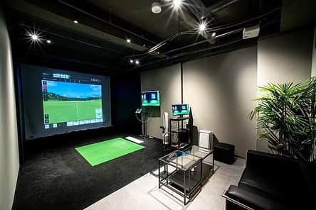 野田早人のインスタグラム：「芝ゴルフスタジオ／SHIBA GOLF STUDIO  8月8日で1周年を迎える事ができます。⛳️ 会員様のゴルフ上達をサポートできて、幸せでございます。 今後も、より一層上質な空間を提供すべく、アップデートしていきますので、皆様どうぞよろしくお願い致します。🤓  #shibagolfstudio  #芝ゴルフスタジオ  #ゴルフ  #ゴルファー  #ごるふ女子  #上質な空間  #golfswing  @rickie_hayato  @sumire0208  @shibagolf_studio」