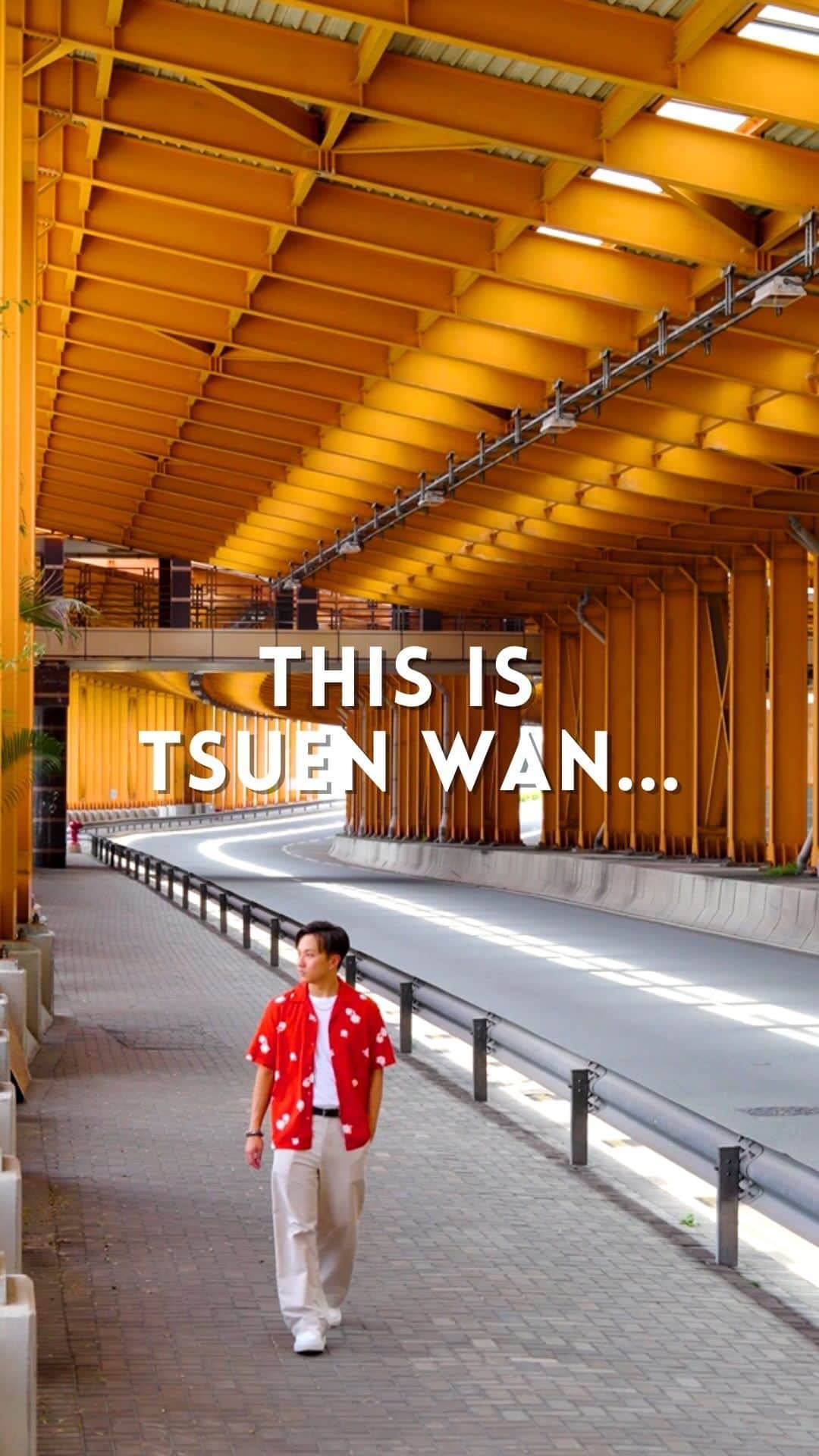 Discover Hong Kongのインスタグラム：「Traditional or trendy?😎 Why not have both in Tsuen Wan, Hong Kong! This neighbourhood offers a contrast of classic charm and modern creativity for a weekend adventure.👣 Try some dim sum, explore the Hakka village🏠 and snap some IG-worthy shots! 📸✨  This August, the “Design District Hong Kong (#ddHK) – Vivid Tsuen Wan” project is inviting artists from around the world to bring their art installations to different corners of the Tsuen Wan. Expect a colourful journey as you explore works by creative art group @craigandkarl, painter and illustrator @andyrementer, and Hong Kong painter and sculptor @kilacheung_art.   嚟到荃灣，你可以同時遊歴懷舊端記茶樓🥢、傳統三棟屋博物館🏠，再去埋文青新寵南豐紗廠同港版「千本鳥居」⛩️隧道等地打卡，一個地區兩份截然不同體驗！👣  荃灣又點只呢啲景點？嚟緊8月中荃灣仲有可能成為最colourful嘅社區，今年創意旅遊項目「#ddHK 設計 #香港地 – 藝遊未盡・荃灣」邀請嚟自世界各地嘅藝術家，包括美國同英國創意藝術組合 @craigandkarl、美國畫家及插畫家 @andyrementer，仲有香港畫家及雕塑家@kilacheung_art 等等，佢哋將會帶嚟7件藝術裝置，會喺荃灣唔同角落出現，大家記得緊貼我哋，留意最新消息！  📍Duen Kee Chinese Restaurant 端記茶樓 📍Sam Tung Uk Museum 三棟屋博物館 📍@themillshk 南豐紗廠  📍Lo Tak Court 路德圍 📍Hoi On Road, Tsuen Wan West 荃灣西海安路」