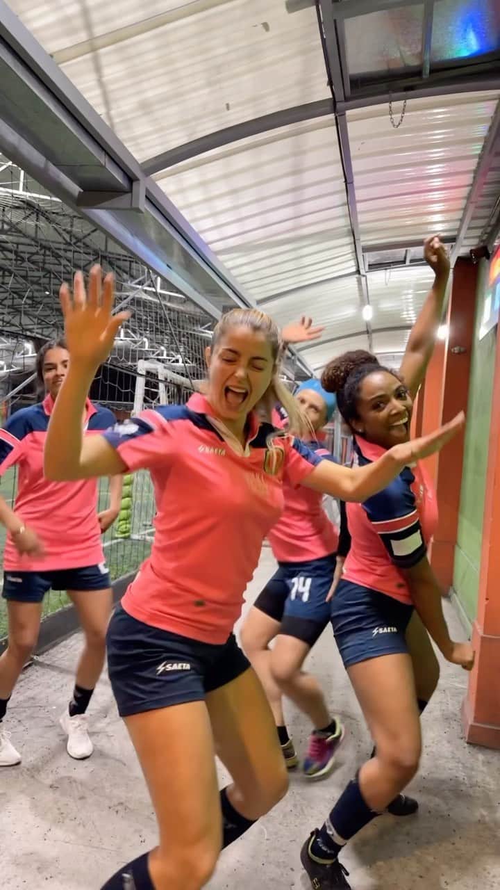 のインスタグラム：「Se jugó y se gozó!!  @aleja_tobar @moniskate23 @daniiyepez  @artistasfutbolclub @mariag_gg」