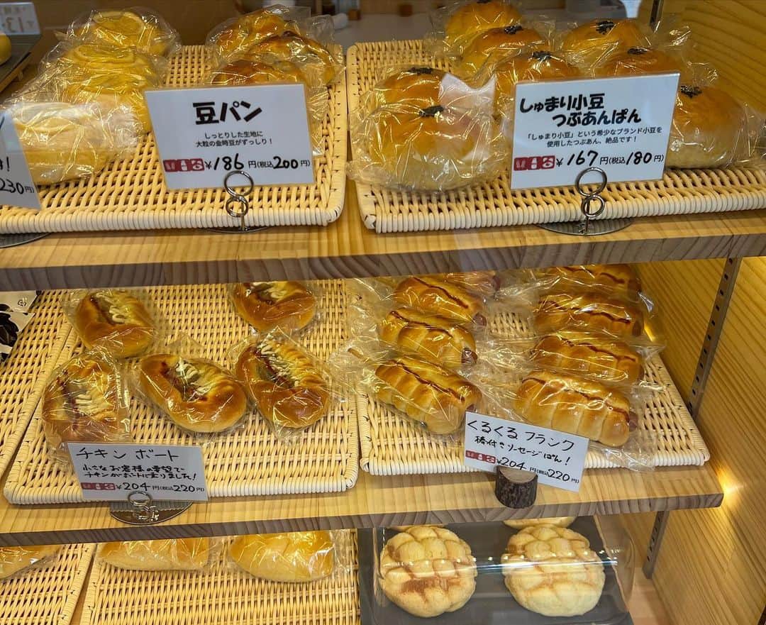 佐藤彩さんのインスタグラム写真 - (佐藤彩Instagram)「ぱんのかぜ (@pan.no.kaze_bakery )  6月29日、発寒にオープンしたパン屋さん🍞  道産小麦を使った無添加生地のパンにこだわっています🥐  希少な「しゅまり小豆」を使った、つぶあんぱん✨ つぶあん大好きの桜井さんも、美味しそうに味わっていました！  私は、塩こうじ大葉ハムロールが好みでした☺️  変わり種も定番メニューも、いろいろと楽しめますよ🥐  ●無添加生地ベーカリー ぱんのかぜ 札幌市西区発寒4条2丁目 桑園・発寒通り沿い  #無添加生地 #ぱんのかぜ #札幌パン #新店 #しゅまり小豆 #つぶあんぱん #クリームパンも美味しい #彩の街角ネクストフォーカス でご紹介」8月4日 12時01分 - hbc_ayasato