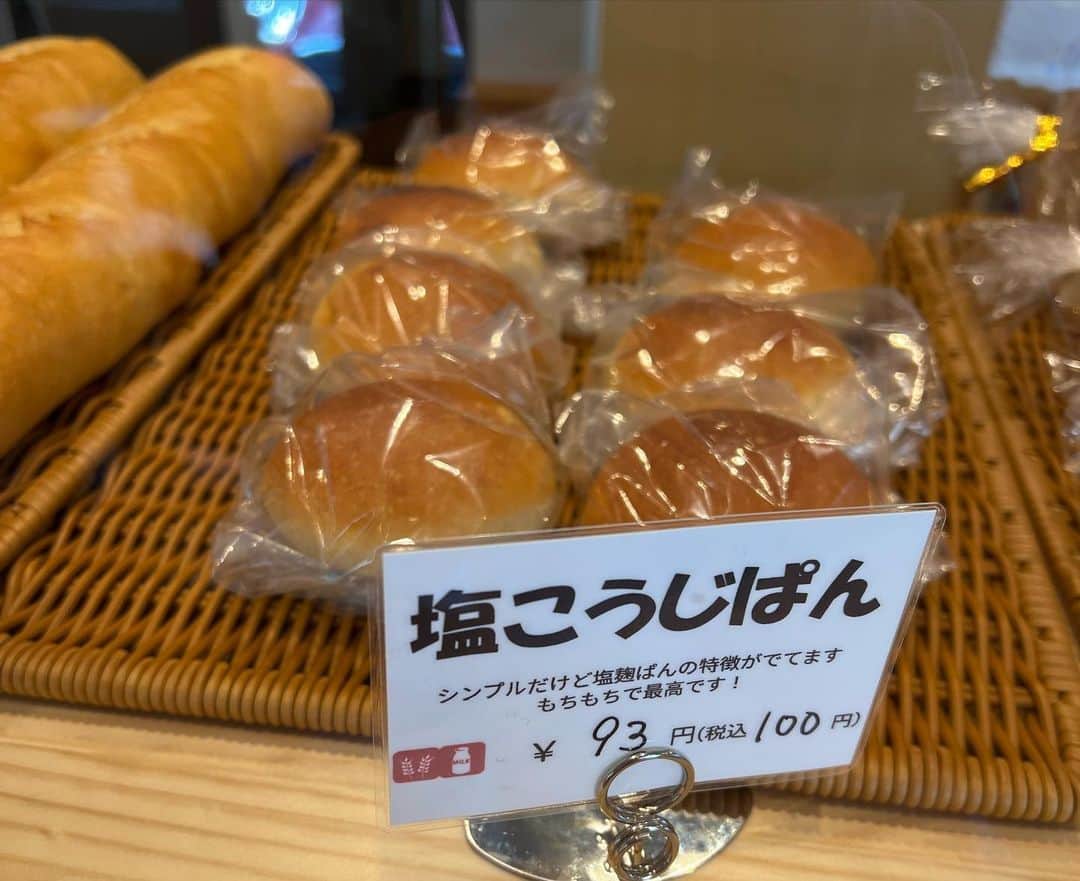 佐藤彩さんのインスタグラム写真 - (佐藤彩Instagram)「ぱんのかぜ (@pan.no.kaze_bakery )  6月29日、発寒にオープンしたパン屋さん🍞  道産小麦を使った無添加生地のパンにこだわっています🥐  希少な「しゅまり小豆」を使った、つぶあんぱん✨ つぶあん大好きの桜井さんも、美味しそうに味わっていました！  私は、塩こうじ大葉ハムロールが好みでした☺️  変わり種も定番メニューも、いろいろと楽しめますよ🥐  ●無添加生地ベーカリー ぱんのかぜ 札幌市西区発寒4条2丁目 桑園・発寒通り沿い  #無添加生地 #ぱんのかぜ #札幌パン #新店 #しゅまり小豆 #つぶあんぱん #クリームパンも美味しい #彩の街角ネクストフォーカス でご紹介」8月4日 12時01分 - hbc_ayasato