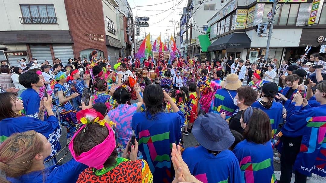 山本寛斎さんのインスタグラム写真 - (山本寛斎Instagram)「おかげ様で、富士山世界文化遺産登録10周年記念「日本元気プロジェクト 富士吉田ランウェイ2023」を成功裏に終えることができました。 4歳から73歳までの市民参加モデルの皆さまをはじめ、富士山火焔太鼓も吉田高校吹奏楽部も、全員でいのちを煌めかせました。  当日は、「日本元気プロジェクト」のスーパー応援団「土屋アンナさん」@annatsuchiya0311 をはじめ、ラグビー元フランス代表の「マキシム・メダールさん」@maxmedard と奥様の「クレマンスさん」@jemappelleclemence 、富士吉田市ご出身の芸人「世間知らズ」もご参加くださいました。  山本寛斎の一生涯の活動「日本元気プロジェクト」を、これからも元氣に続けてまいります!!! 今後とも応援のほど、宜しくお願いいたします。  #富士山世界文化遺産登録10周年記念  #日本元気プロジェクト #nippongenkiproject  #kansaiyamamoto #山本寛斎 #山本寛斎事務所 #fashion #openingevent #10thanniversary #inscription #worldheritage #fujisan #mtfuji #fujiyoshida #富士山 #富士吉田市 #山梨県  ● 衣装：KANSAI YAMAMOTO ● Hair and Make-up: 冨沢ノボルさん @noboruok」8月4日 12時02分 - kansai_yamamoto_official