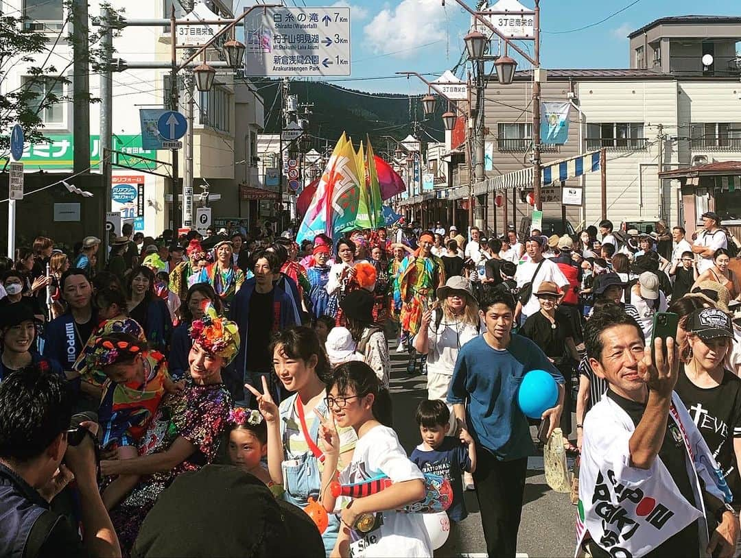 山本寛斎さんのインスタグラム写真 - (山本寛斎Instagram)「おかげ様で、富士山世界文化遺産登録10周年記念「日本元気プロジェクト 富士吉田ランウェイ2023」を成功裏に終えることができました。 4歳から73歳までの市民参加モデルの皆さまをはじめ、富士山火焔太鼓も吉田高校吹奏楽部も、全員でいのちを煌めかせました。  当日は、「日本元気プロジェクト」のスーパー応援団「土屋アンナさん」@annatsuchiya0311 をはじめ、ラグビー元フランス代表の「マキシム・メダールさん」@maxmedard と奥様の「クレマンスさん」@jemappelleclemence 、富士吉田市ご出身の芸人「世間知らズ」もご参加くださいました。  山本寛斎の一生涯の活動「日本元気プロジェクト」を、これからも元氣に続けてまいります!!! 今後とも応援のほど、宜しくお願いいたします。  #富士山世界文化遺産登録10周年記念  #日本元気プロジェクト #nippongenkiproject  #kansaiyamamoto #山本寛斎 #山本寛斎事務所 #fashion #openingevent #10thanniversary #inscription #worldheritage #fujisan #mtfuji #fujiyoshida #富士山 #富士吉田市 #山梨県  ● 衣装：KANSAI YAMAMOTO ● Hair and Make-up: 冨沢ノボルさん @noboruok」8月4日 12時02分 - kansai_yamamoto_official