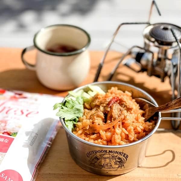 のインスタグラム：「🤠夏のアウトドアにぴったり！お手軽チキンビリヤニ🥘  アウトドアコーディネーター小雀陣二さんが教えてくれる、スパイシーが旨い本格ビリヤニです。 ビリヤニはインドなどで食べられているスパイスとお肉の混ぜご飯。  🍚カリフォルニアのおコメ「 #カルローズ」を浸水せずに、10分程茹でて使うから、手軽で失敗知らず！ パスタのアルデンテのように少し芯が残るくらいで粒々感を楽しんでいただきたいです♪ #カルローズ米 は、食感・味わいが軽く、炊飯器を使わない調理が得意なので、アウトドアにも最適！  ======================== アウトドアでチキンビリヤニ ========================  💚材料💚 ・カルローズ 80g ・鶏モモ肉 80g ・タマネギ 1/4個 ・セロリ 15g ・バター 20g ・おろしニンニク,ショウガ 各小さじ1/2 ・トマトペースト 18g ・カレー粉 大さじ1/2 ・ローリエ 1枚 ・鷹の爪 1/2個 ・ブラックペッパー,塩 適量  ＜もしあれば＞ ・クミン ひとつまみ ・クローブ,カルダモン 各2個  💜作り方💜 【1】ロッキーカップまたはシェラカップに湯を沸かし、ザルにカルローズを入れカップに入れ11分茹で、湯を切って置いておく。 【2】鶏モモ肉を2cmくらいに切り分け塩をふり、タマネギは薄くスライスする。 【3】カップを中火で熱しバターを入れ馴染ませ、鶏モモ肉を皮側から焼き、程よく焼けてきたら、ひっくり返す。 【4】おろしニンニクとショウガ、ローリエ、鷹の爪、クミン、クローブカルダモン、タマネギを加え、スパイスの香りを引き出しながらタマネギ、鶏モモ肉を1分ほど炒める。 【5】カレー粉を加えかき混ぜ、全体が馴染んだら、トマトペースト、水60ml加えかき混ぜ、1分煮込む。 【6】弱火にし、カルローズを上から盛り平にし、アルミホイルで蓋をして2分蒸し焼き。 【7】火を止めアルミホイルを取り、全体をかき混ぜ、スライスしたセロリを添え、仕上げにブラックペッパーをふる。 . . #カルローズを茹でる #茹でるレシピ #お米を茹でる #カルローズライス #カリフォルニア米 #アメリカ米 #お米料理 #チキンビリヤニ #夏のキャンプ飯 #簡単アウトドア料理 #シェラカップで簡単 #USAライス連合会」