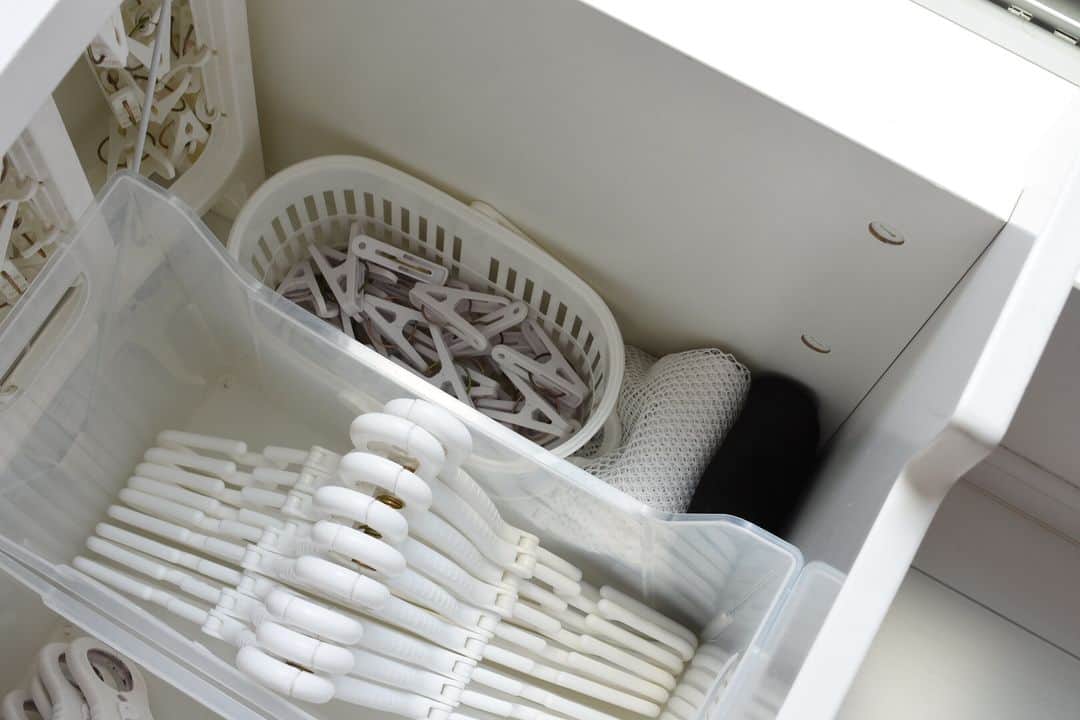 ムクリ［mukuri］さんのインスタグラム写真 - (ムクリ［mukuri］Instagram)「動線を重視した家事室の使い方  連日の暑さで、 早く涼しくなって欲しいと願いつつも、 洗濯物がカラッとすぐに乾くのは とても有り難い季節ですよね。  sayoさんが家づくりの際にこだわって作った家事室は、 洗濯の際に必要なランドリーグッズが 効率よく使えるように収納されています。  干す・取り込む・アイロンをかけるといった 一連の動作を一カ所で完結出来るように考えられており、 他の部屋から独立した場所に家事室を設けることで、 たとえ夜に洗濯をしても 家族の生活を邪魔しない といった家族への思いやりも感じられます。  洗濯方法や干し方・洗濯回数などは 各家庭に様々なスタイルがありますが、 動線と使いやすさにこだわった家事室の使い方 ぜひご覧下さい。  ▶︎ご紹介した読みもの 「家事室」と検索いただくとご覧いただけます  –––––––––––––––––– ムクリ公式アカウントでは くらしの中にある"好き"や"コダワリ"を毎日お届け。  インテリア、整理収納から家づくりなど 日常で参考になる情報から サラッと読める短編コラムまで ご紹介していますのでフォローしてぜひご覧ください。 ▶︎ @mukuri_official ・  「 #ムクリ 」のタグもいつも楽しく拝見しています☺️  オリジナルブランドは @daily_mukuri  くらしの中にあったらいいいな、 そんな商品を企画・制作、集めています。 ––––––––––––––––––  #洗面室 #サニタリー #sanitary #家事室 #ランドリー  #洗面所収納 #洗面所 #洗濯 #家事 #整理収納 #整理整頓 #収納 #無印良品 #マイホーム計画 #マイホーム記録 #家づくり #おうち #新築 #新築一戸建て #注文住宅 #モノトーンインテリア #マンションインテリア #賃貸インテリア #賃貸暮らし #マンション暮らし #シンプルライフ #すっきり暮らす #シンプルインテリア #くらしの編集 #ムクリ」8月4日 12時05分 - mukuri_official