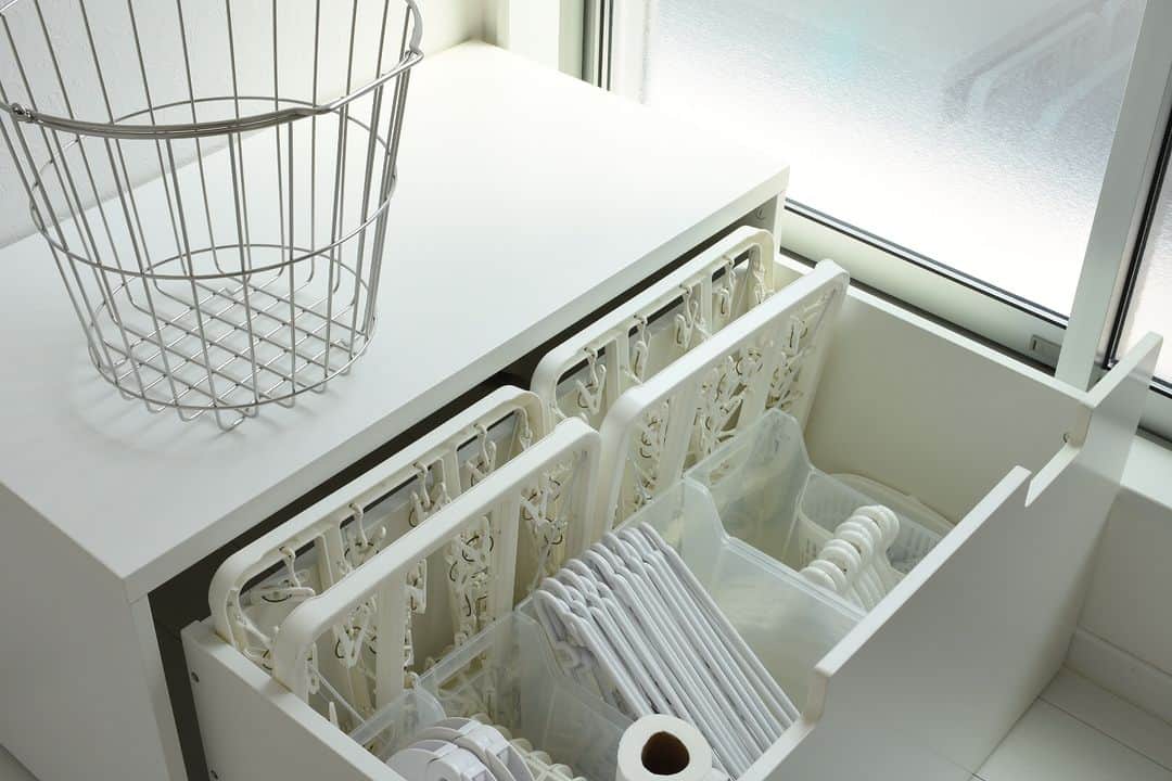 ムクリ［mukuri］さんのインスタグラム写真 - (ムクリ［mukuri］Instagram)「動線を重視した家事室の使い方  連日の暑さで、 早く涼しくなって欲しいと願いつつも、 洗濯物がカラッとすぐに乾くのは とても有り難い季節ですよね。  sayoさんが家づくりの際にこだわって作った家事室は、 洗濯の際に必要なランドリーグッズが 効率よく使えるように収納されています。  干す・取り込む・アイロンをかけるといった 一連の動作を一カ所で完結出来るように考えられており、 他の部屋から独立した場所に家事室を設けることで、 たとえ夜に洗濯をしても 家族の生活を邪魔しない といった家族への思いやりも感じられます。  洗濯方法や干し方・洗濯回数などは 各家庭に様々なスタイルがありますが、 動線と使いやすさにこだわった家事室の使い方 ぜひご覧下さい。  ▶︎ご紹介した読みもの 「家事室」と検索いただくとご覧いただけます  –––––––––––––––––– ムクリ公式アカウントでは くらしの中にある"好き"や"コダワリ"を毎日お届け。  インテリア、整理収納から家づくりなど 日常で参考になる情報から サラッと読める短編コラムまで ご紹介していますのでフォローしてぜひご覧ください。 ▶︎ @mukuri_official ・  「 #ムクリ 」のタグもいつも楽しく拝見しています☺️  オリジナルブランドは @daily_mukuri  くらしの中にあったらいいいな、 そんな商品を企画・制作、集めています。 ––––––––––––––––––  #洗面室 #サニタリー #sanitary #家事室 #ランドリー  #洗面所収納 #洗面所 #洗濯 #家事 #整理収納 #整理整頓 #収納 #無印良品 #マイホーム計画 #マイホーム記録 #家づくり #おうち #新築 #新築一戸建て #注文住宅 #モノトーンインテリア #マンションインテリア #賃貸インテリア #賃貸暮らし #マンション暮らし #シンプルライフ #すっきり暮らす #シンプルインテリア #くらしの編集 #ムクリ」8月4日 12時05分 - mukuri_official