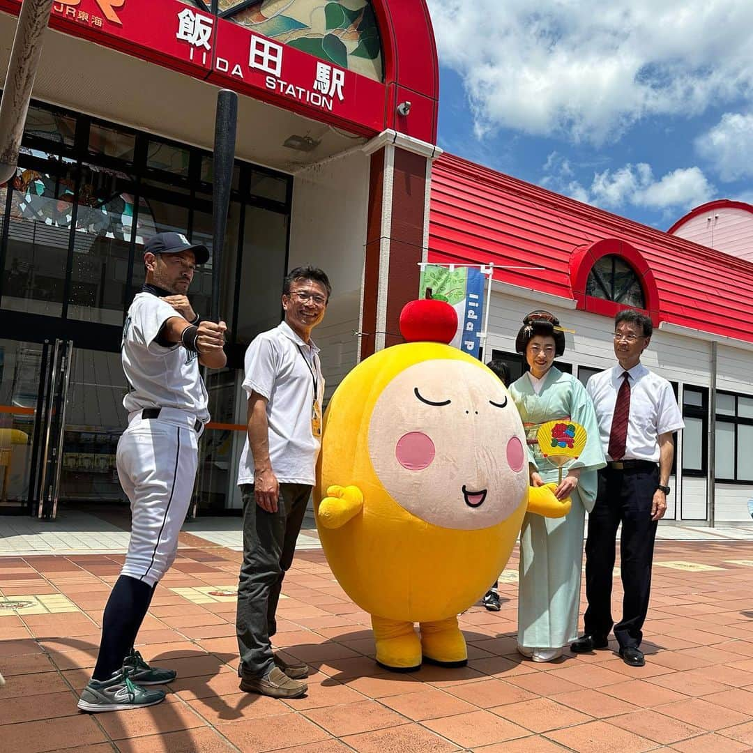 ニッチロー'のインスタグラム：「8月3日  飯田駅開業100周年記念式典に  飯田市産業親善大使として出席  同じく大使で演歌歌手の小沢あきこさんは着物でご出席  ユニフォームと着物でお祝い感が出てました  リニアの待合所が新設されよ  電車乗りながら焼肉する飯田焼肉列車走ったら面白いね  151周年も飯田駅に立っていたという目標が出来ました  #飯田駅開業100周年  #飯田駅開業100周年記念式典 #飯田駅 #飯田線 #飯田市 #日本一の焼肉の街 #飯田市産業親善大使  #飯田菓子大使  #小沢あきこ さん #飯田焼肉大使 #ニッチロー」