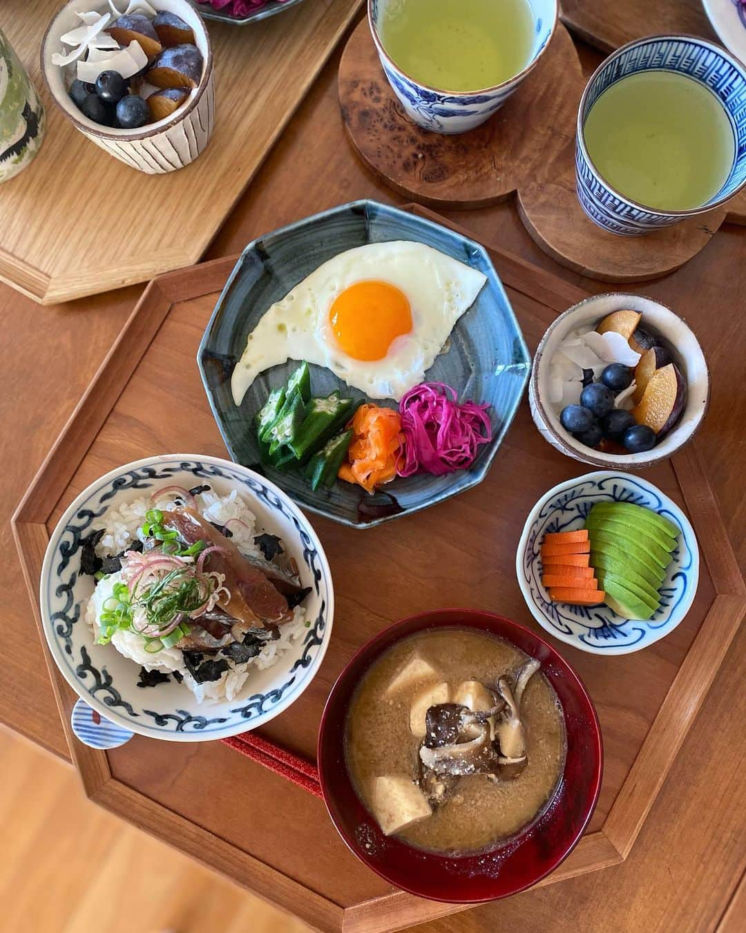 kokochiyoiのインスタグラム：「2023/08/04 夏休みまっかさり🤗💦 金曜日の朝ごはん。  ・鯵の漬け丼🐟 ・酒粕練り胡麻入り舞茸お味噌汁 ・息子作 変形目玉焼き🍳 ・おくら(大好き！) ・紫キャベツのマリネ、キャロットラペ ・アボカドとにんじんの糠漬け ・プルーンとブルーベリーのヨーグルト  たまに固いアボカド🥑に遭遇すると、 糠漬けにしちゃいます。 3日もすると(※我が家は冷蔵庫糠床) あんなに固かったアボカドが なめらかになり、 更においしくなって 幸せ…💕 (息子には不評←糠漬けはきゅうり派)  えっと、最後の📷に 息子の目玉焼きがないのは、 もはや食べ始めているからです🍚 (食べる前にさっと撮るので 息子は撮っていることに 気づいていない…)  今日も暑そう〜😆  #夏休み #漬け丼  #和朝食」