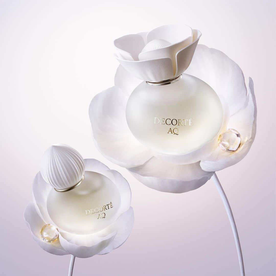 DECORTÉさんのインスタグラム写真 - (DECORTÉInstagram)「With champak as the key ingredient, AQ skincare fragrance is available in two sizes.  30mL symbolizing a small bud.  100mL representing a fully bloomed flower with the cap design.   Captures the image of a flower blooming over time and its scent transforming and becoming richer.  「金香木」をキー成分に、優美なフローラルの香りが柔らかにひろがるAQのスキンケアフレグランスは2つのサイズ。  30ｍLは小さなつぼみを、 100ｍLは開いた花をキャップで表現。  それはまるで、時とともに花が美しく開く様子、そして香りが豊かに移り変わる変化のイメージを重ねるように。  10月16日発売　新商品 AQ　オードパルファン  #AQフレグランス #AQfragrance #フレグランス #ＡＱオードパルファン　 #AQeaudeparfum　#eaudeparfum #decorte #コスメデコルテ」8月4日 12時08分 - decorte_official