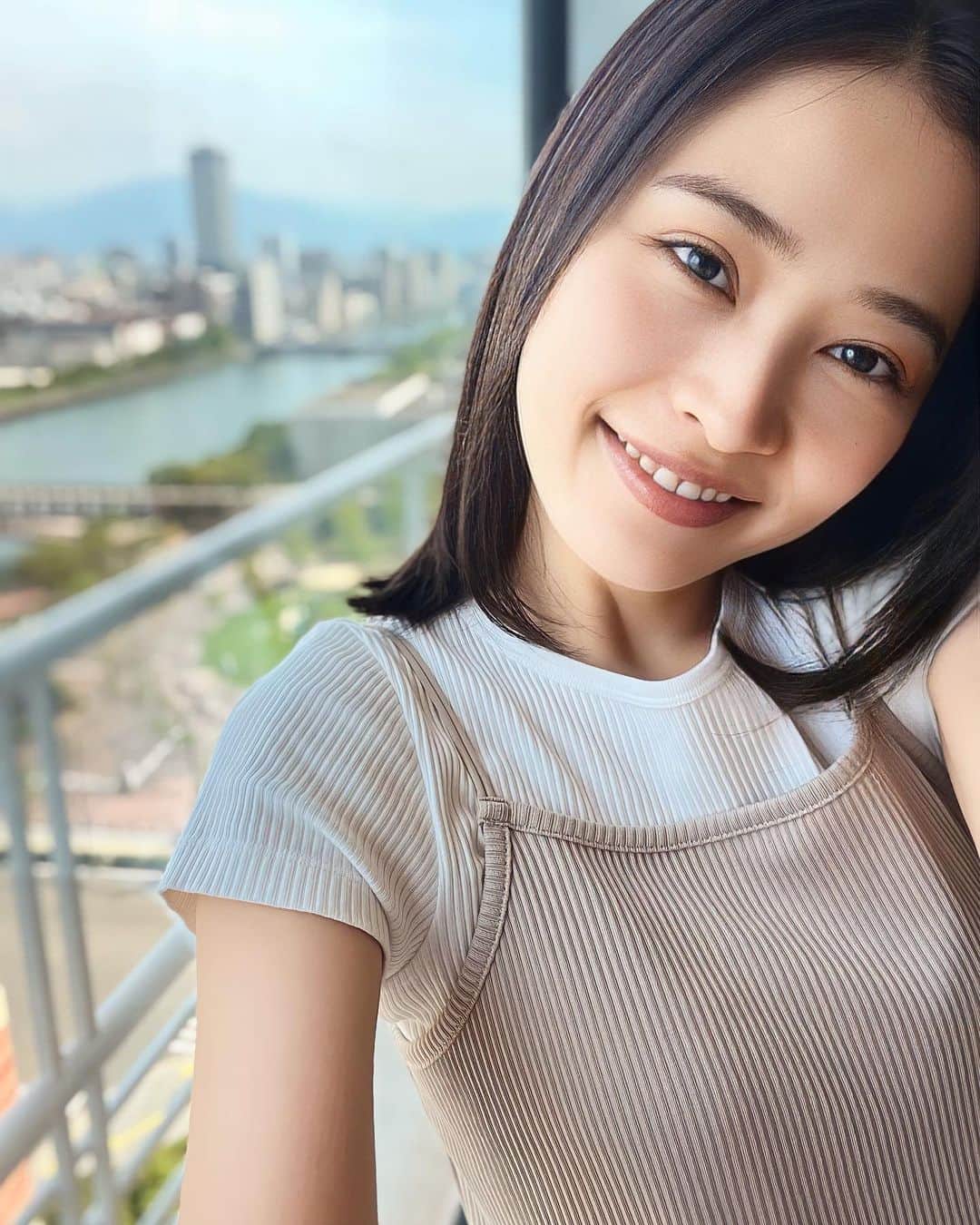 前田友香のインスタグラム：「こう見えても 高いところ 苦手です笑  でも10階からの眺め 良かった❤︎  ギリギリに 予約する僕たち🤭 #1日だけの夏休み　 #僕たちの夏休み」