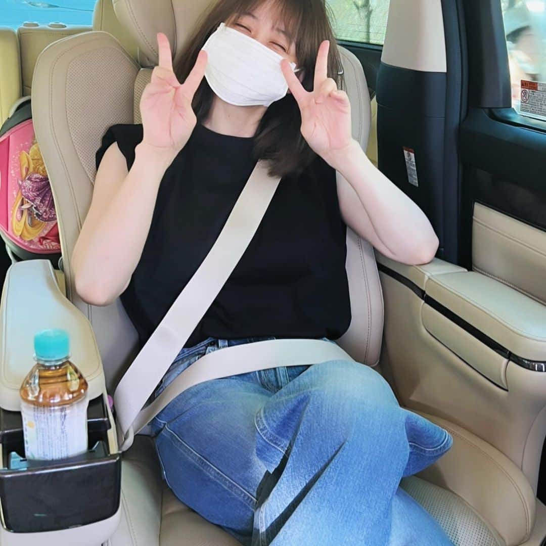 のインスタグラム：「かぁちゃん、本日も頑張りますぅ〜！  暑さに気をつけてくださいねー！ ダブルピース✌️✌️ださっ！🤣」