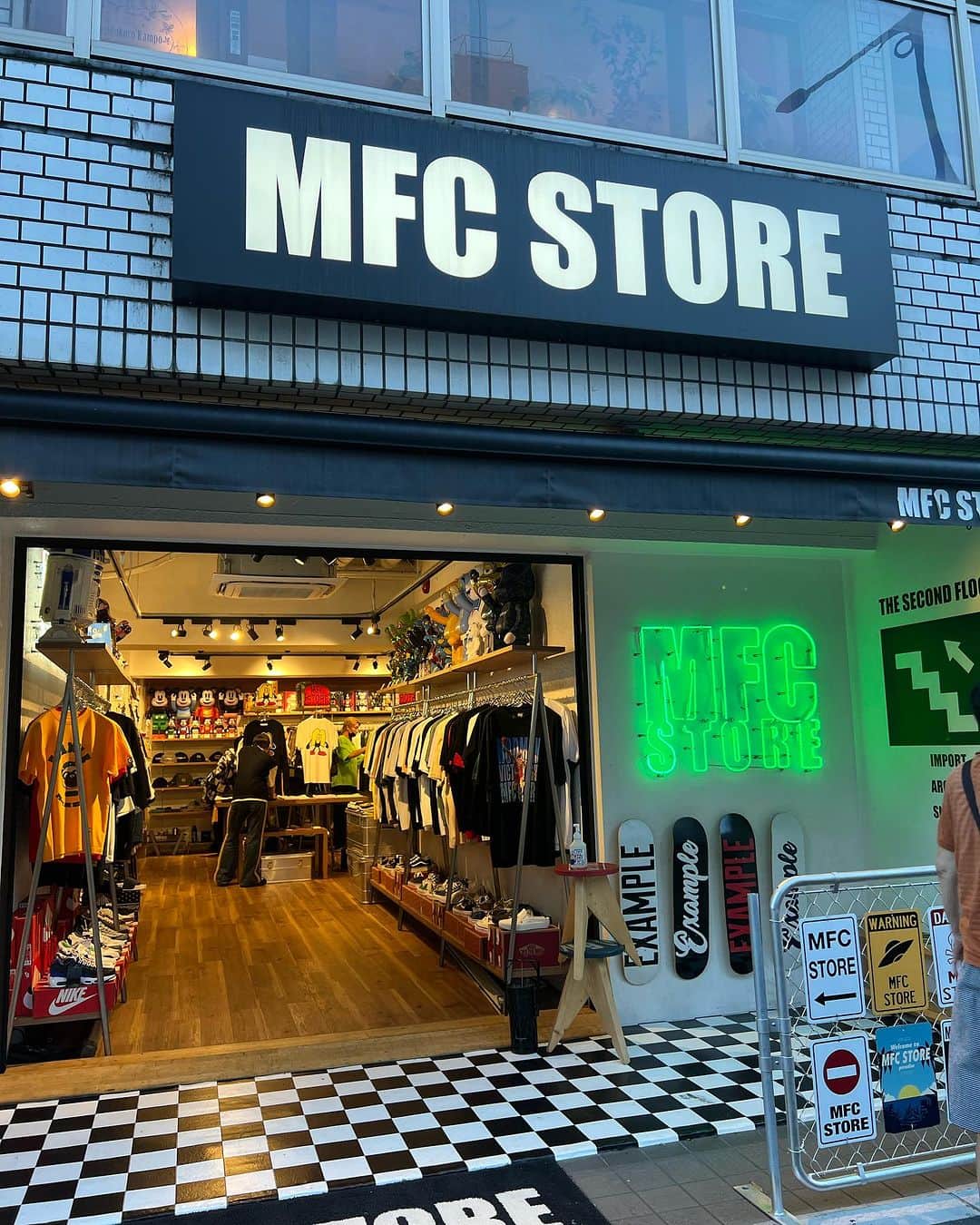 SHOGOのインスタグラム：「初めて @mfc_store  中目黒へ😎  自分用は勿論、可愛い子ども服とか色々あって大好きなベアブリックもたっくさん🐻✨  日本は流石だなー🇯🇵  最高やん👍  @hiroto_kondo サンキュー❣️  #175R #SHOGO #mfcstore」