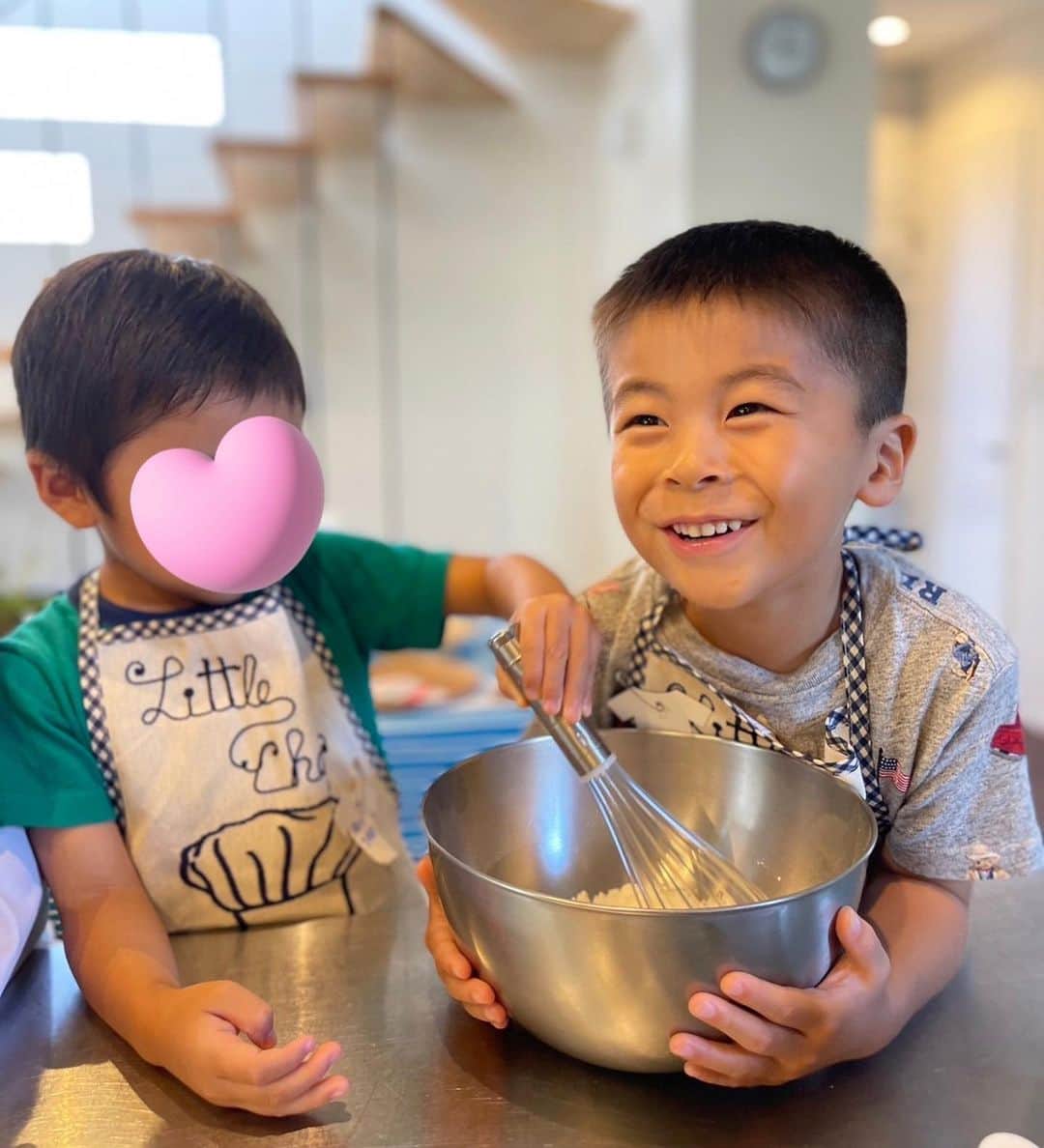 小川ひとみさんのインスタグラム写真 - (小川ひとみInstagram)「"Little Chef"❤️ 昨日は息子念願のお料理教室へ✨ いつもキッチンでお手伝いをするのが好きで 一緒にお料理をする事が多いのですが 昨日はとっても嬉しそうでした🥹 一つ下の大好きな従兄弟と一緒に @t_galley 豊子先生のレッスン🫶 @22_norin_ がプレゼントしてくれた 名前の刺繍入りのエプロン🪡姿が 可愛いすぎました😫 クレープ作りをして カレーピラフにサラダ 手作りドレッシング🥕 今朝もそのドレッシングを使って 胡瓜をポリポリと嬉しそうに食べていて 今日からお泊まりにくる甥や姪にも食べさせたいと 大切そうに残していました❤️ 息子の笑顔を沢山見ることができて 何よりも嬉しいです🥹💓 #4歳 #cookinglesson #littlechef」8月4日 12時12分 - hitomy220