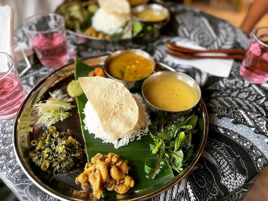 JUNのインスタグラム：「食べる事は生きる事🌿✨  食べる事で胃を満たして 心も満たされる  地球にも身体にも優しい アーユルヴェーダの食事🧘🏼  とは言っても アーユルヴェーダの事は全然分からないし うちって大体【よく分からないけど〜】 が口癖だから世の中の大概の事はよく分かってない笑  けど自分が心地良いと思う事だけは よーく分かってる だからその気持ちと感覚はこの先もずっと 大切に大事に持ち続けていきたい🩵  つまり何が言いたいかって 心のこもった丁寧な物に触れると 優しいあったかい気持ちになれるよねって話🫶🏻🌏🌿  食べ終わった後 カラダもココロもポカポカな優しいご飯☺️✨ ご馳走様でした❤︎  #アーユルヴェーダ #アーユルヴェーダ料理 #ayurveda #ayurvedafood #宮古島 #miyakojima #miyakoisland #離島 #離島暮らし #宮古島カフェ」