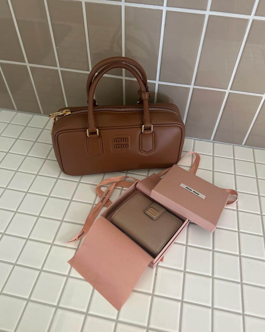 中田クルミのインスタグラム：「今日は最強開運日🪅 It's my new wallet. Thank you @miumiu 🤍」