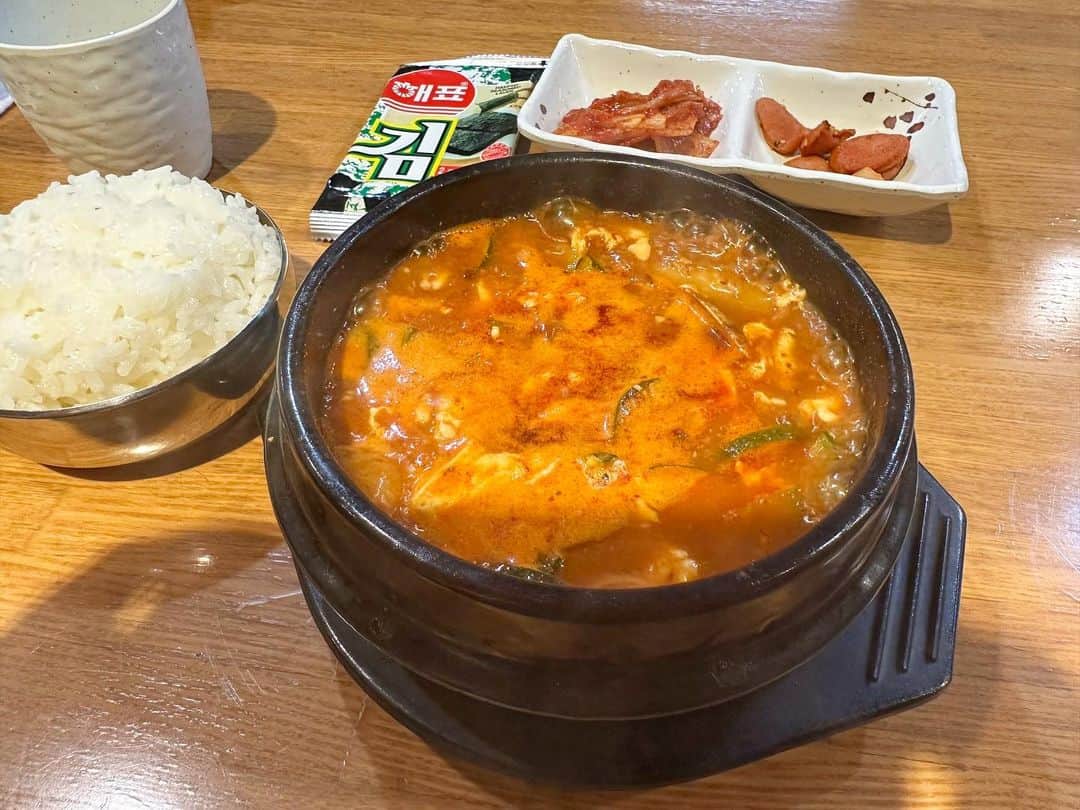 まえちゃんねるさんのインスタグラム写真 - (まえちゃんねるInstagram)「今日のランチは、スンドゥブチゲ。このクソ暑い日にクソ熱いチゲを食べるクソ親父。（クソって言うな！）  #ランチ #今日のランチ #スンドゥブチゲ #純豆腐チゲ #韓国料理」8月4日 12時13分 - n_skywalker
