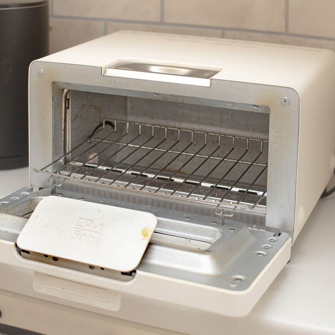 カインズさんのインスタグラム写真 - (カインズInstagram)「@cainz_official 👈ほかの投稿👀  「時間がない朝はパン食🥪」という方も多いのでは？  おいしいトーストが焼けるよう、この機会に トースターの“簡単大掃除”を済ませておきましょう🧑‍🍳  《おすすめのトースター掃除方法🍞》 ①洗剤を浸した「キッチンペーパーパック」で放置🕒 ②マイクロファイバークロスに洗剤をつけてこする🫧 →軽い汚れなら①だけでピカピカになるかも🙆  水洗いできる部分はすべて水洗いして、 トースターの内側は水拭きできれいにしましょう☝  それと、大掃除というと年末を連想しちゃいますが、 実は夏場って「掃除に適した時期」なんです🫠  《夏場に掃除がしやすい理由🍹》 👆気温が高いので油汚れを落としやすい✨ 🤘日が長いので天日干しがしやすい🌞 🤟水を使った掃除がつらくない💦  ■コゲ落とし用洗剤 300ml 価格 498円（税込） https://www.cainz.com/g/4549509650263.html  ■油汚れ用洗剤 300ml 価格 498円（税込） https://www.cainz.com/g/4549509650232.html  ■片手でとれる ポップアップ式キッチンペーパー 100枚×6個パック 価格 498円（税込） https://www.cainz.com/g/4549509438441.html  ■使い捨てマイクロファイバークロス 20枚入 ホワイト / ピンク / パープル / グレー / ネイビー 価格 398円（税込） https://www.cainz.com/g/4549509719793.html  👇👇👇 Threadsからオンラインショップに移動できます！ 👍👍👍  ※時期や店舗によって価格が変わる場合がございます、詳しくは店舗やオンラインショップにてご確認ください。 ※一部店舗やオンラインショップではお取り扱いがない場合がございます。 ※商品のデザインや仕様などは予告なく変更になる場合がございます。  #カインズ #cainz #カインズ購入品 #20代ママ #30代ママ #便利グッズ #便利 #買ってよかった #シンプルライフ #シンプルな暮らし #すっきり暮らす #暮らしを整える #暮らしの道具 #暮らしのアイデア #生活雑貨 #ホームセンター #掃除 #掃除グッズ #掃除方法 #掃除術 #掃除道具 #キッチンインテリア #キッチン掃除 #キッチングラム #キッチン用品 #キッチングッズ #トースター #トースト #パン好き #パン好きな人と繋がりたい」8月4日 12時13分 - cainz_official