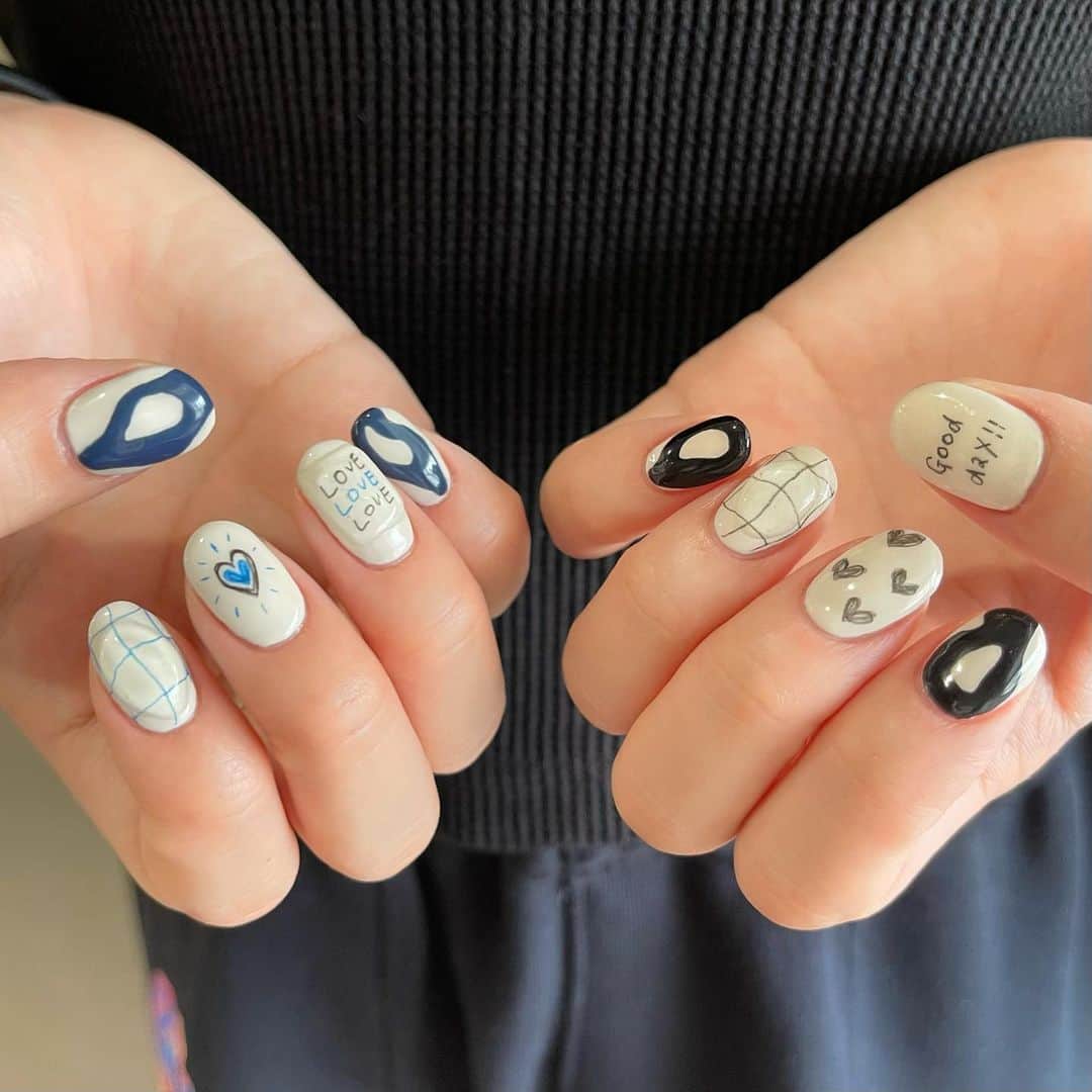 砂糖桃のインスタグラム：「blue × black 🫐🖤  やっぱり鉛筆ネイルかわいい~❕  @runa.nail__  桃の投稿見たで20%offになるのでぜひ⭐︎  . #夏ネイル #ネイルデザイン #色鉛筆ネイル」